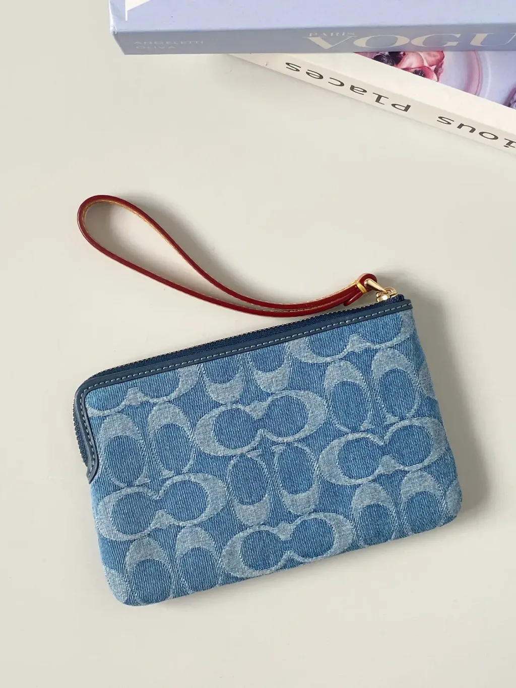 JuzBeauty_JuzBeautyMalaysia_JuzPretty_Authentic_Kbeauty_Malaysia_Skin_Care_Cosmetics_Jbeauty_Health_Care_korean_streetwear_US_Luxury_COACH CDF26 Corner Zip Wristlet In Signature Denim 手拿包3