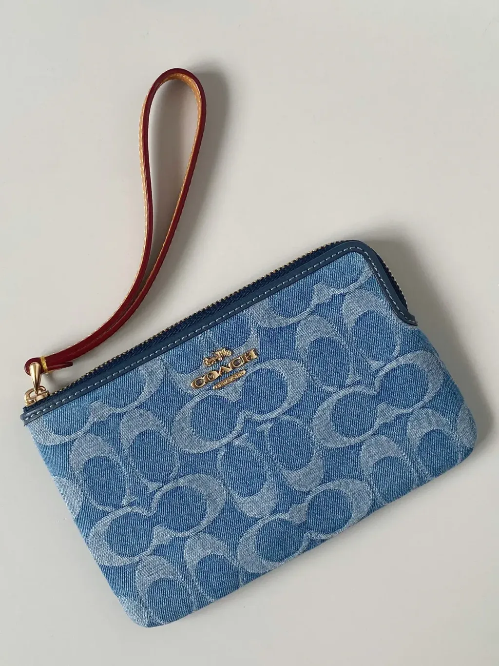 JuzBeauty_JuzBeautyMalaysia_JuzPretty_Authentic_Kbeauty_Malaysia_Skin_Care_Cosmetics_Jbeauty_Health_Care_korean_streetwear_US_Luxury_COACH CDF26 Corner Zip Wristlet In Signature Denim 手拿包4