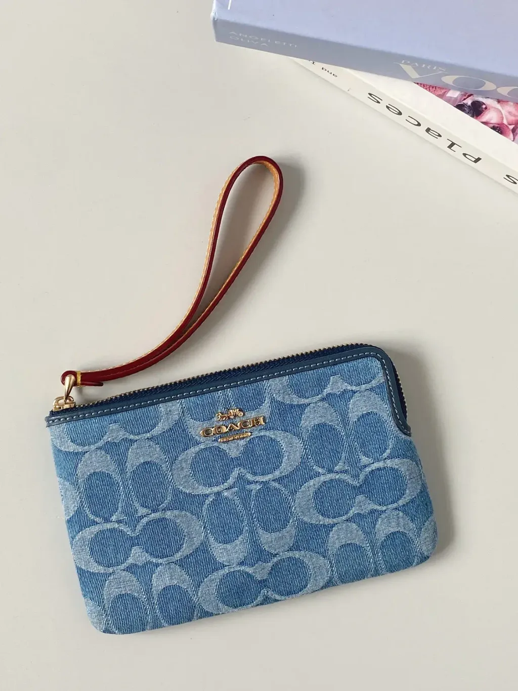 JuzBeauty_JuzBeautyMalaysia_JuzPretty_Authentic_Kbeauty_Malaysia_Skin_Care_Cosmetics_Jbeauty_Health_Care_korean_streetwear_US_Luxury_COACH CDF26 Corner Zip Wristlet In Signature Denim 手拿包5
