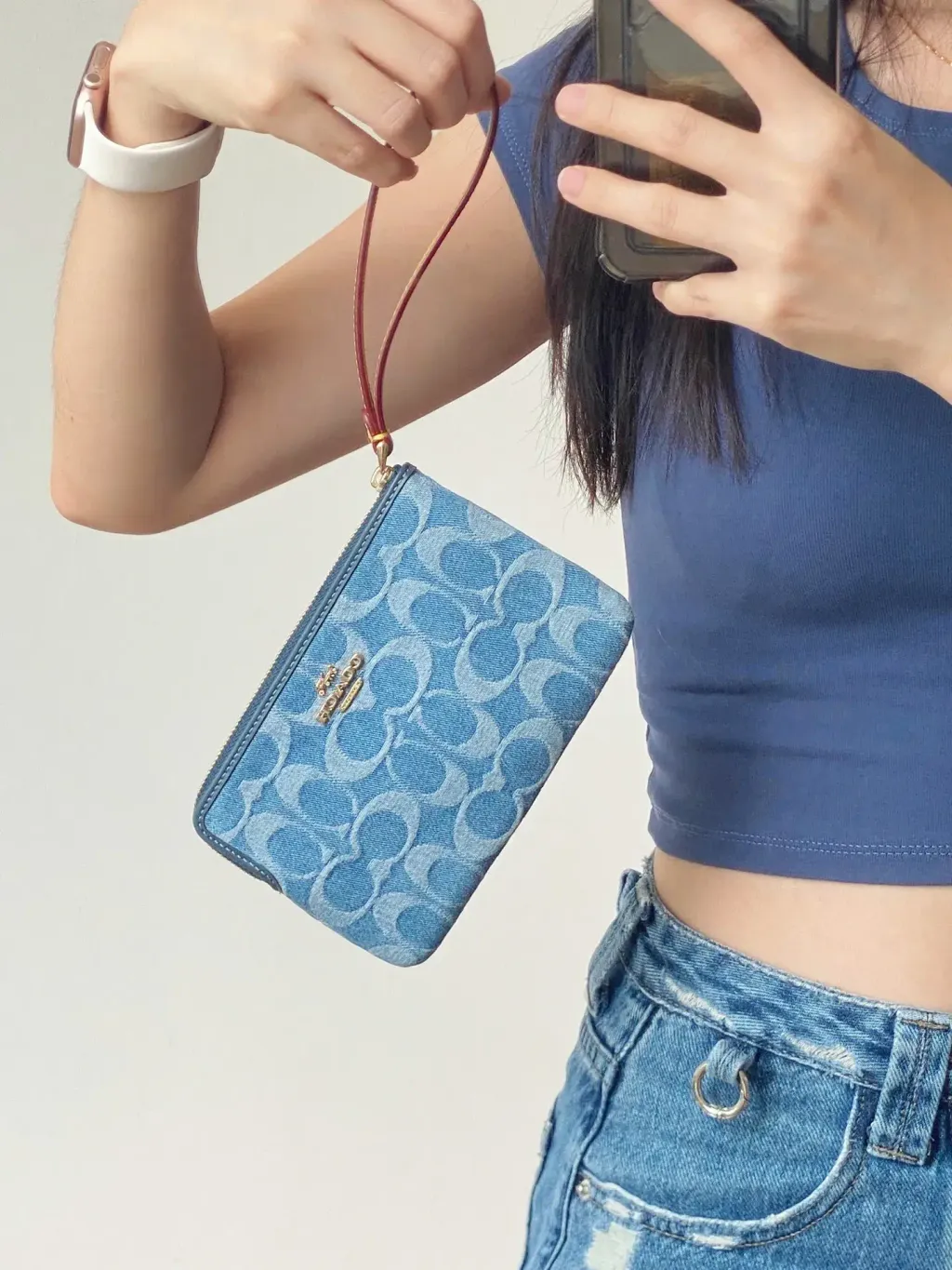 JuzBeauty_JuzBeautyMalaysia_JuzPretty_Authentic_Kbeauty_Malaysia_Skin_Care_Cosmetics_Jbeauty_Health_Care_korean_streetwear_US_Luxury_COACH CDF26 Corner Zip Wristlet In Signature Denim 手拿包2