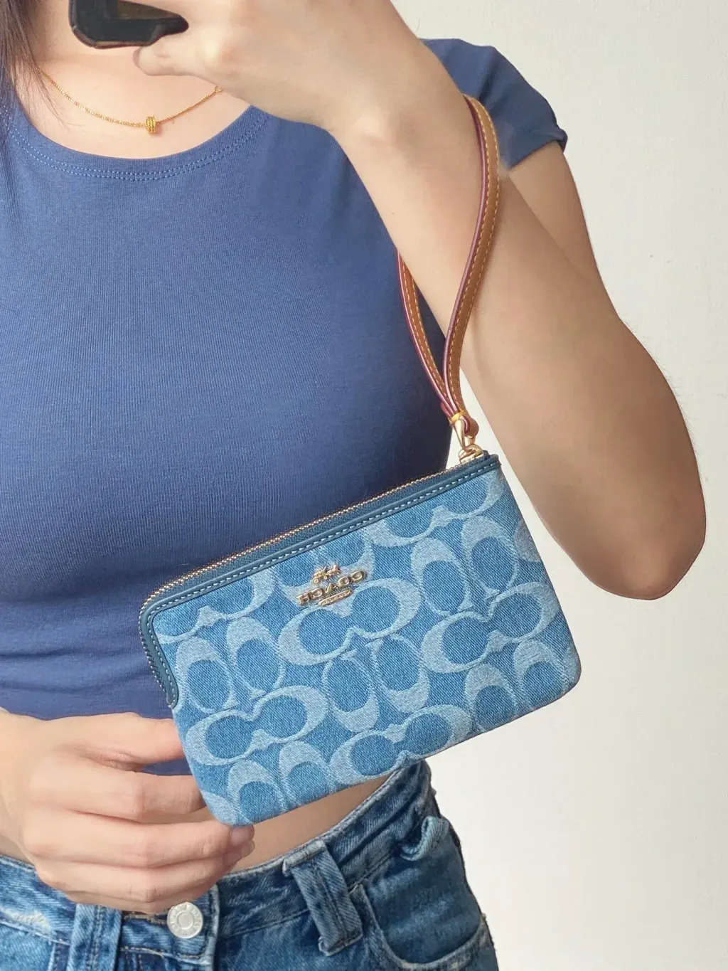JuzBeauty_JuzBeautyMalaysia_JuzPretty_Authentic_Kbeauty_Malaysia_Skin_Care_Cosmetics_Jbeauty_Health_Care_korean_streetwear_US_Luxury_COACH CDF26 Corner Zip Wristlet In Signature Denim 手拿包1