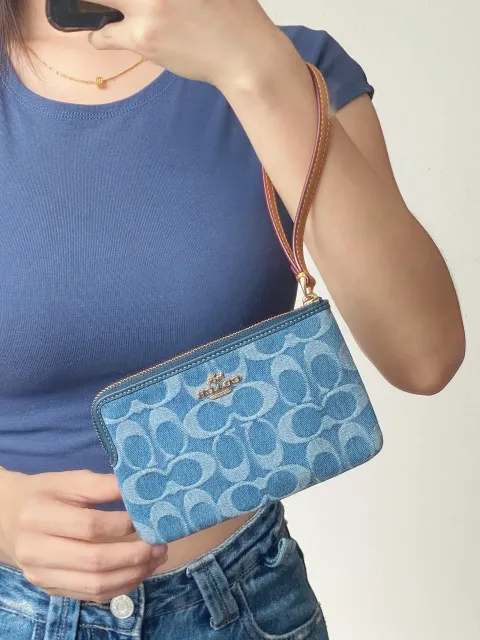 JuzBeauty_JuzBeautyMalaysia_JuzPretty_Authentic_Kbeauty_Malaysia_Skin_Care_Cosmetics_Jbeauty_Health_Care_korean_streetwear_US_Luxury_COACH CDF26 Corner Zip Wristlet In Signature Denim 手拿包1