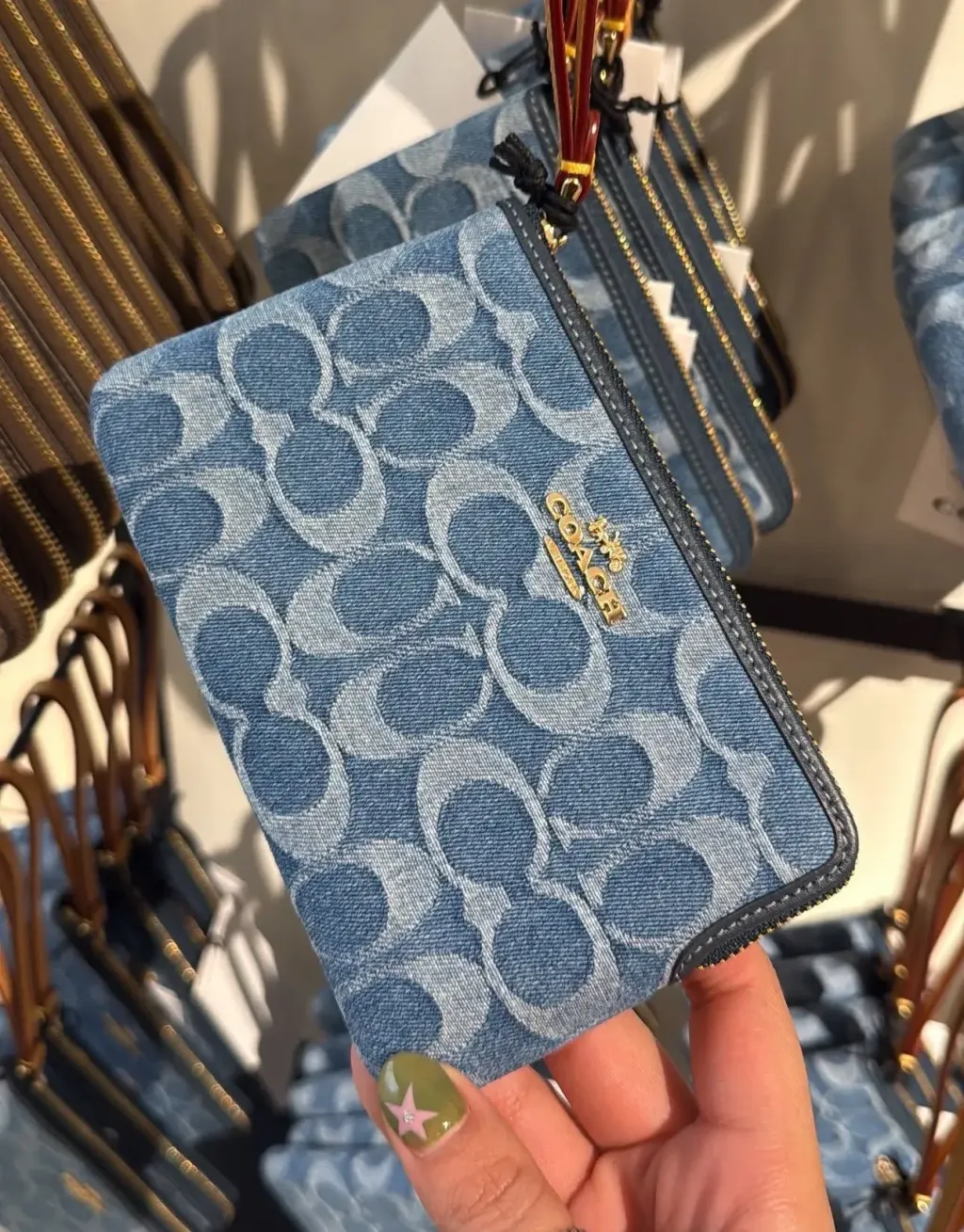 JuzBeauty_JuzBeautyMalaysia_JuzPretty_Authentic_Kbeauty_Malaysia_Skin_Care_Cosmetics_Jbeauty_Health_Care_korean_streetwear_US_Luxury_COACH CDF26 Corner Zip Wristlet In Signature Denim 手拿包6
