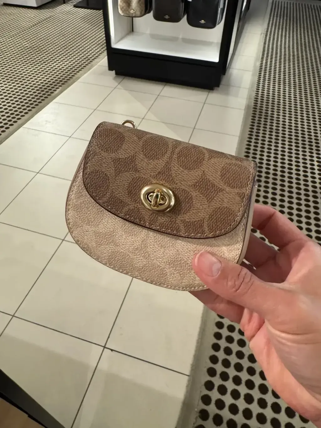 JuzBeauty_JuzBeautyMalaysia_JuzPretty_Authentic_Kbeauty_Malaysia_Skin_Care_Cosmetics_Jbeauty_Health_Care_korean_streetwear_US_Luxury_COACH CZ474 Turnlock Card Case In Blocked Signature Canvas 迷你马鞍包7