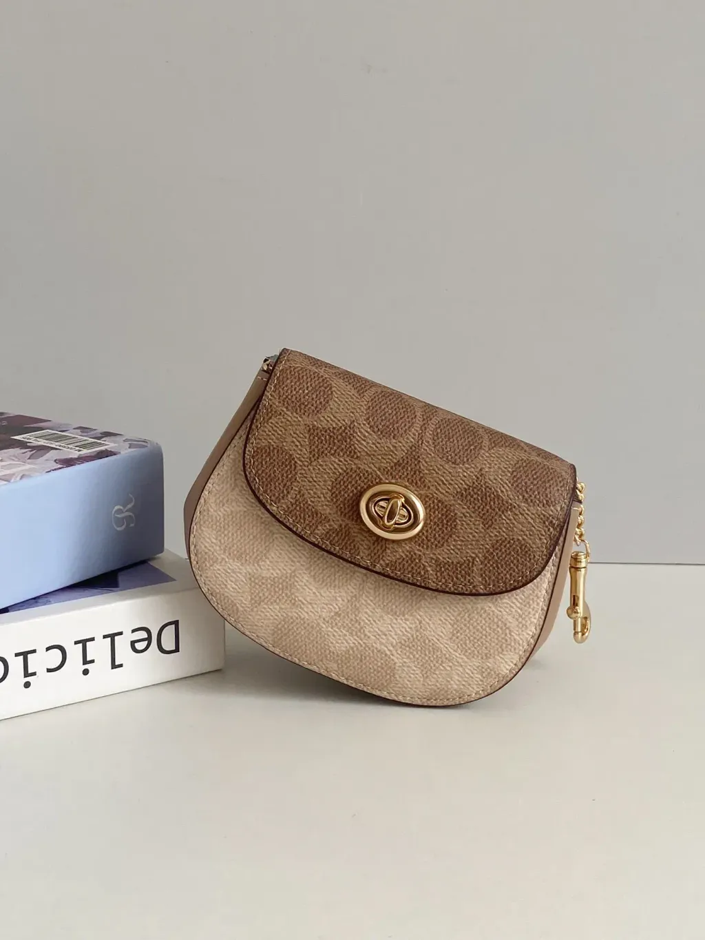 JuzBeauty_JuzBeautyMalaysia_JuzPretty_Authentic_Kbeauty_Malaysia_Skin_Care_Cosmetics_Jbeauty_Health_Care_korean_streetwear_US_Luxury_COACH CZ474 Turnlock Card Case In Blocked Signature Canvas 迷你马鞍包5