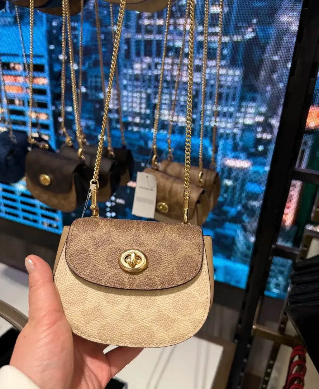 JuzBeauty_JuzBeautyMalaysia_JuzPretty_Authentic_Kbeauty_Malaysia_Skin_Care_Cosmetics_Jbeauty_Health_Care_korean_streetwear_US_Luxury_COACH CZ474 Turnlock Card Case In Blocked Signature Canvas 迷你马鞍包9