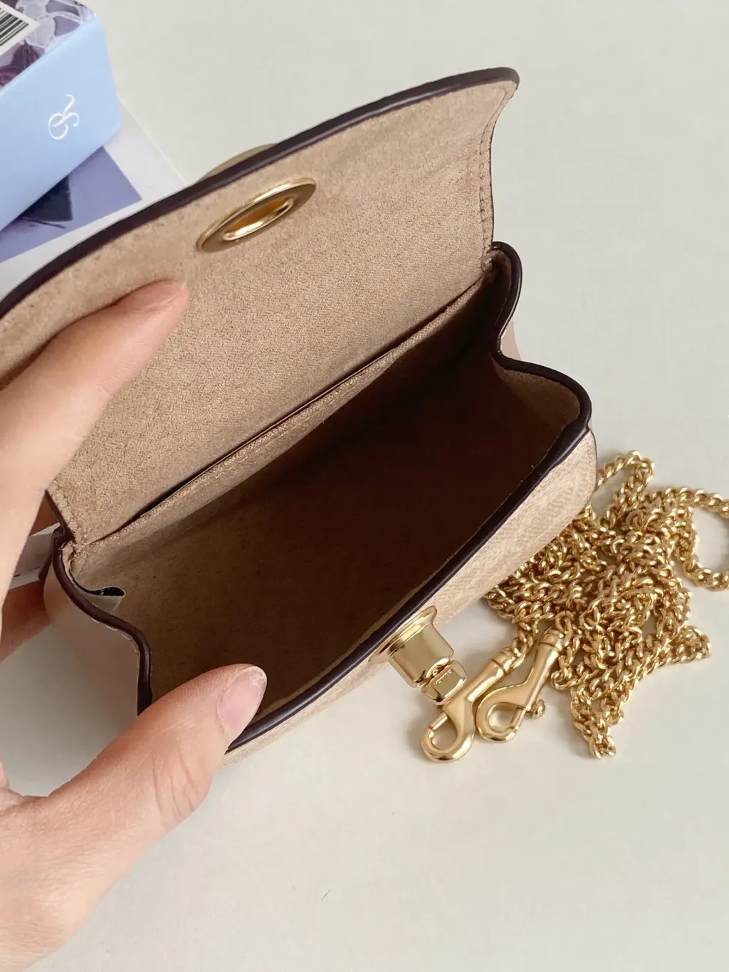 JuzBeauty_JuzBeautyMalaysia_JuzPretty_Authentic_Kbeauty_Malaysia_Skin_Care_Cosmetics_Jbeauty_Health_Care_korean_streetwear_US_Luxury_COACH CZ474 Turnlock Card Case In Blocked Signature Canvas 迷你马鞍包4