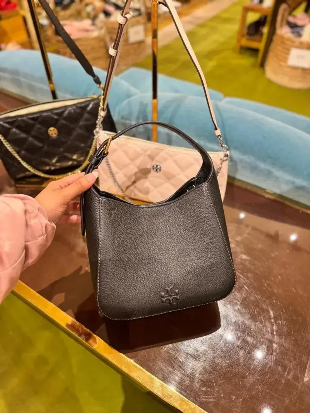 JuzBeauty_JuzBeautyMalaysia_JuzPretty_Authentic_Kbeauty_Malaysia_Skin_Care_Cosmetics_Jbeauty_Health_Care_korean_streetwear_US_Luxury_TORY BURCH 170244 Thea Small Slouchy Shoulder Bag  单肩包10