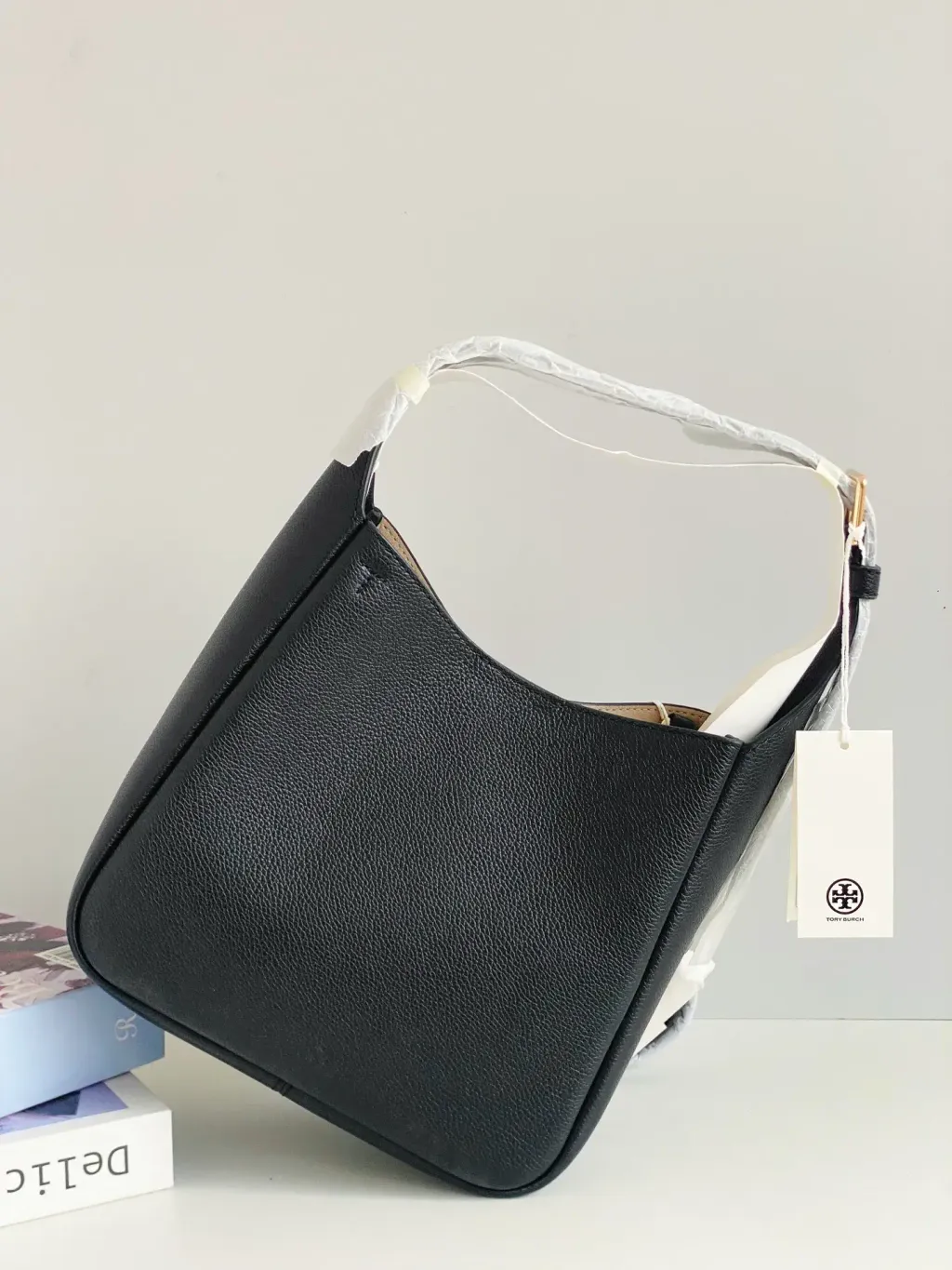 JuzBeauty_JuzBeautyMalaysia_JuzPretty_Authentic_Kbeauty_Malaysia_Skin_Care_Cosmetics_Jbeauty_Health_Care_korean_streetwear_US_Luxury_TORY BURCH 170244 Thea Small Slouchy Shoulder Bag  单肩包1
