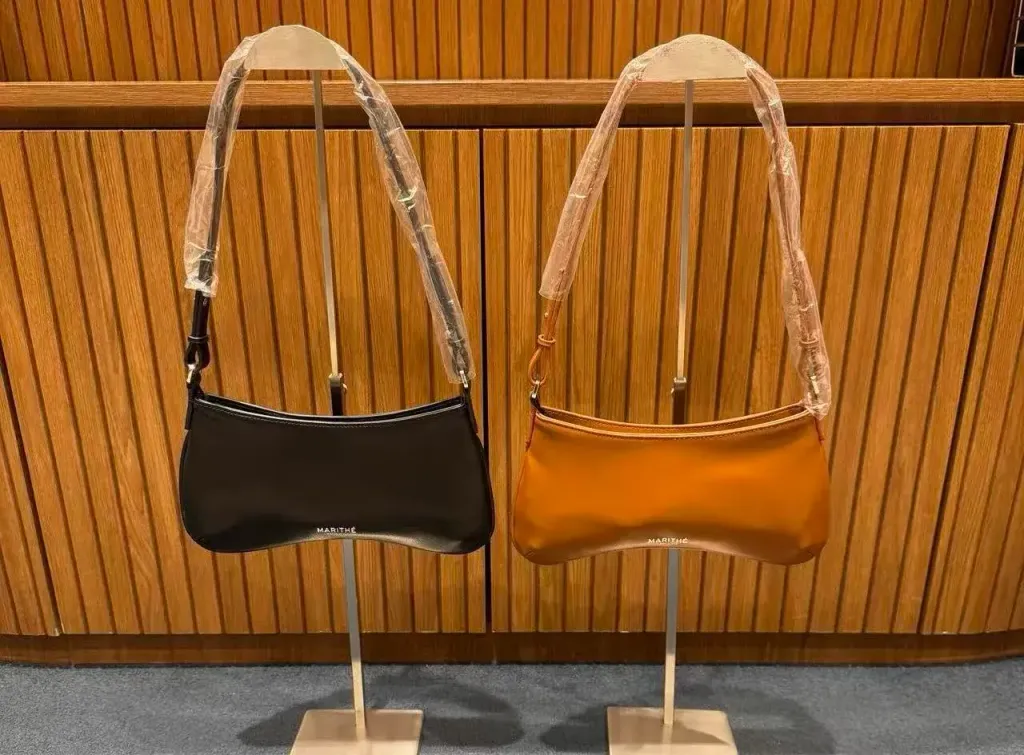 JuzBeauty_JuzBeautyMalaysia_JuzPretty_Authentic_Kbeauty_Malaysia_Skin_Care_Cosmetics_K-Beauty_Health_Care_korean_streetwear_US_Luxury_MARITHE Regular Logo Mini Peanut Bag 腋下包14