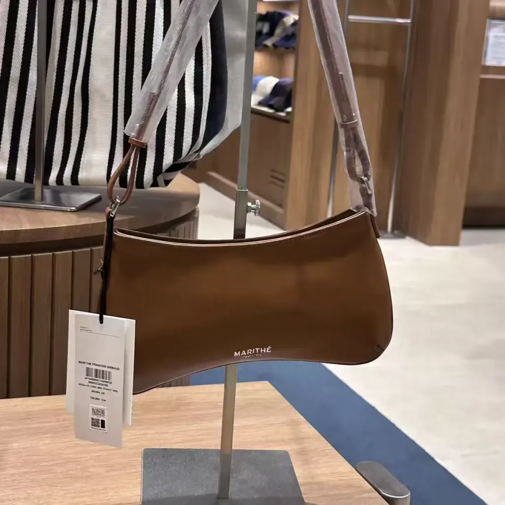 JuzBeauty_JuzBeautyMalaysia_JuzPretty_Authentic_Kbeauty_Malaysia_Skin_Care_Cosmetics_K-Beauty_Health_Care_korean_streetwear_US_Luxury_MARITHE Regular Logo Mini Peanut Bag 腋下包20