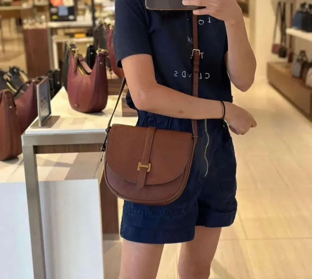 JuzBeauty_JuzBeautyMalaysia_JuzPretty_Authentic_Kbeauty_Malaysia_Skin_Care_Cosmetics_Jbeauty_Health_Care_korean_streetwear_US_Luxury_FOSSIL SHB3161210 Emery Crossbody Medium Brown 棕色马鞍包9