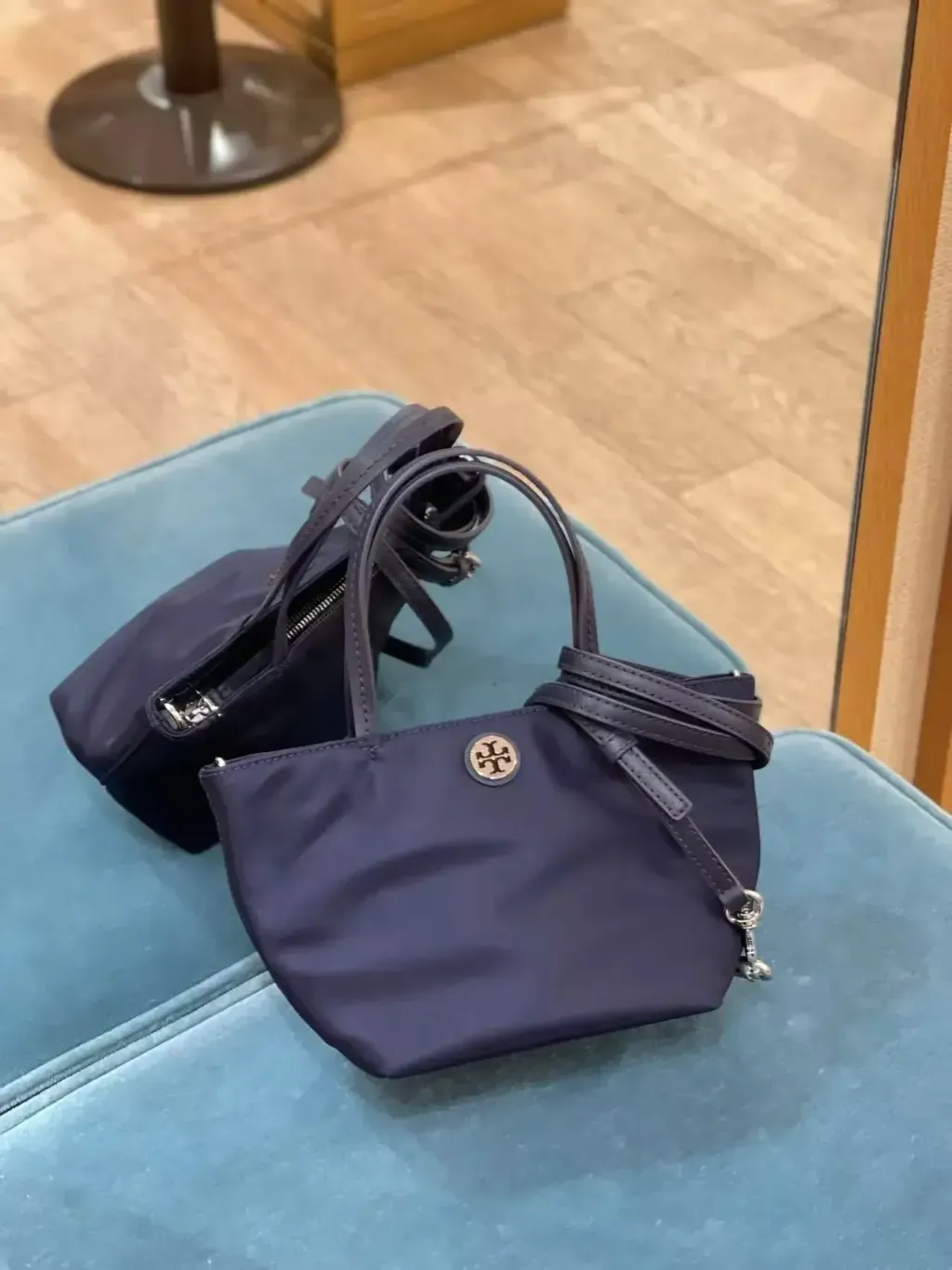 JuzBeauty_JuzBeautyMalaysia_JuzPretty_Authentic_Kbeauty_Malaysia_Skin_Care_Cosmetics_Jbeauty_Health_Care_korean_streetwear_US_Luxury_TORY BURCH 167913 0525 Nylon Mini Tote In Navy 托特包13