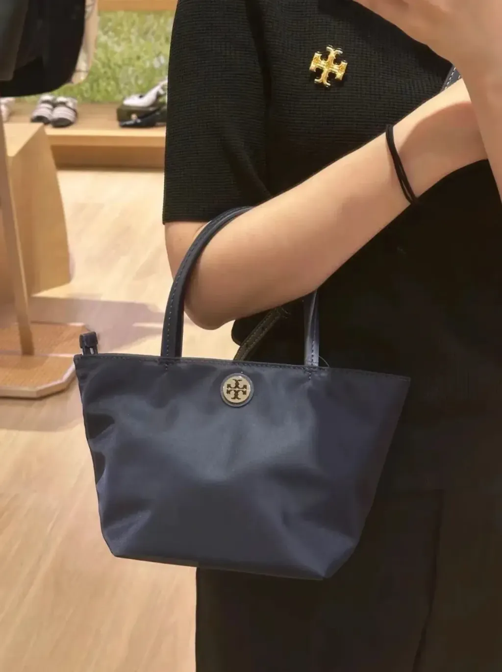JuzBeauty_JuzBeautyMalaysia_JuzPretty_Authentic_Kbeauty_Malaysia_Skin_Care_Cosmetics_Jbeauty_Health_Care_korean_streetwear_US_Luxury_TORY BURCH 167913 0525 Nylon Mini Tote In Navy 托特包10
