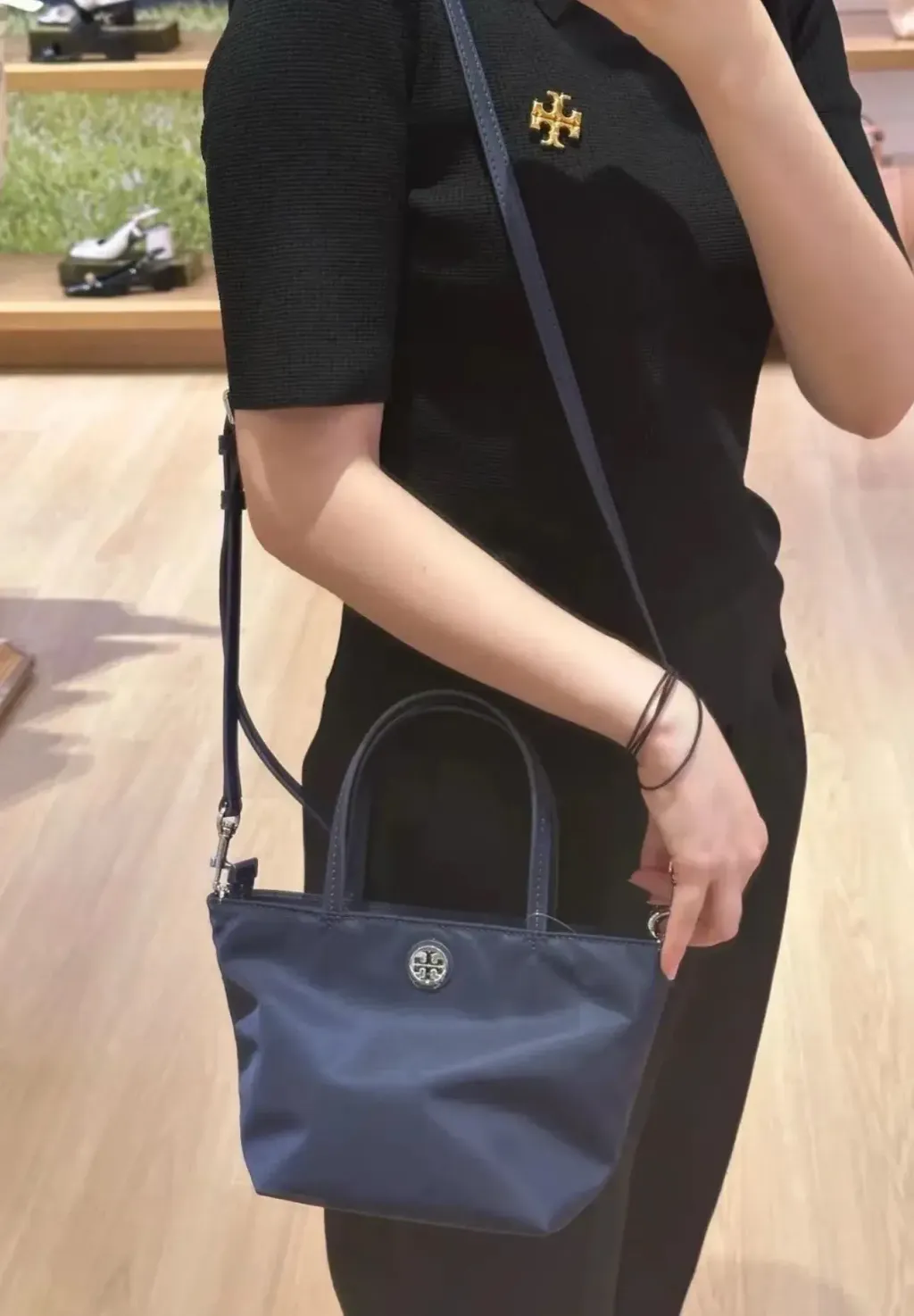 JuzBeauty_JuzBeautyMalaysia_JuzPretty_Authentic_Kbeauty_Malaysia_Skin_Care_Cosmetics_Jbeauty_Health_Care_korean_streetwear_US_Luxury_TORY BURCH 167913 0525 Nylon Mini Tote In Navy 托特包12
