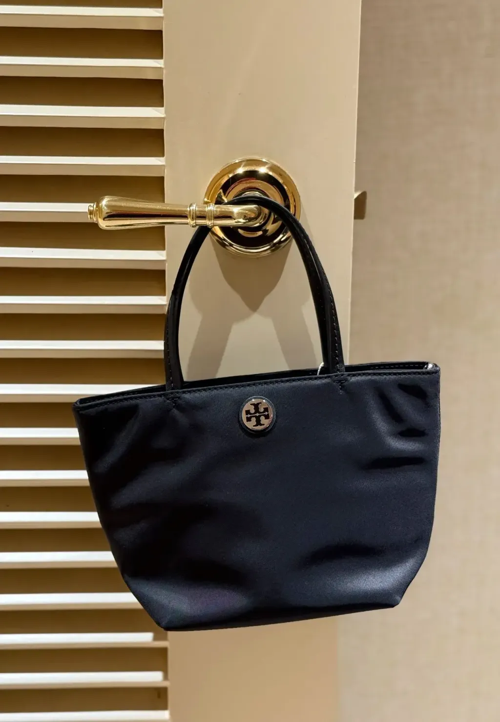 JuzBeauty_JuzBeautyMalaysia_JuzPretty_Authentic_Kbeauty_Malaysia_Skin_Care_Cosmetics_Jbeauty_Health_Care_korean_streetwear_US_Luxury_TORY BURCH 167913 0525 Nylon Mini Tote In Navy 托特包11