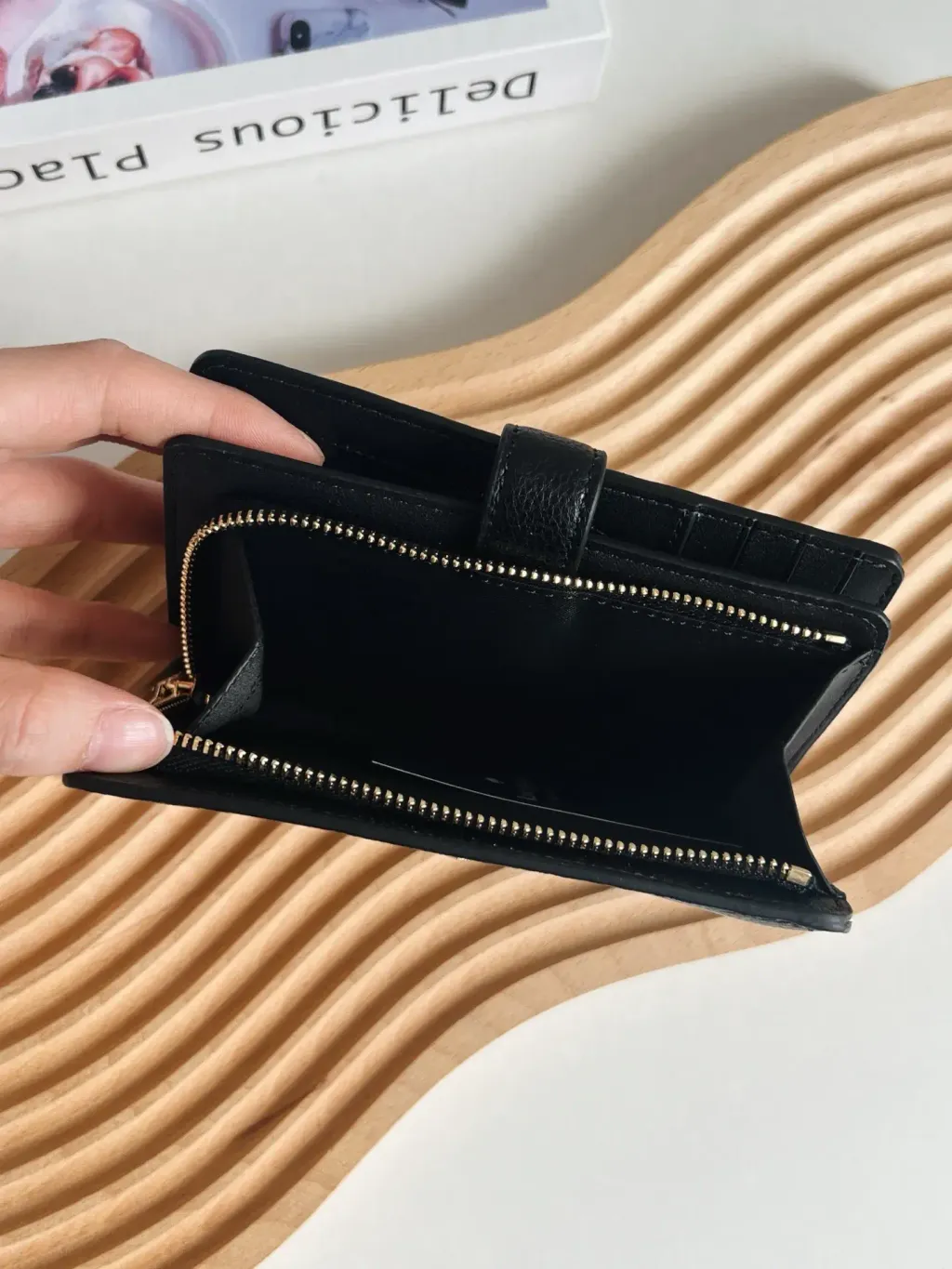 JuzBeauty_JuzBeautyMalaysia_JuzPretty_Authentic_Kbeauty_Malaysia_Skin_Care_Cosmetics_K-Beauty_Health_Care_korean_streetwear_US_Luxury_KATE SPADE KN751 Medium Bifold Wallet In Black 钱包2