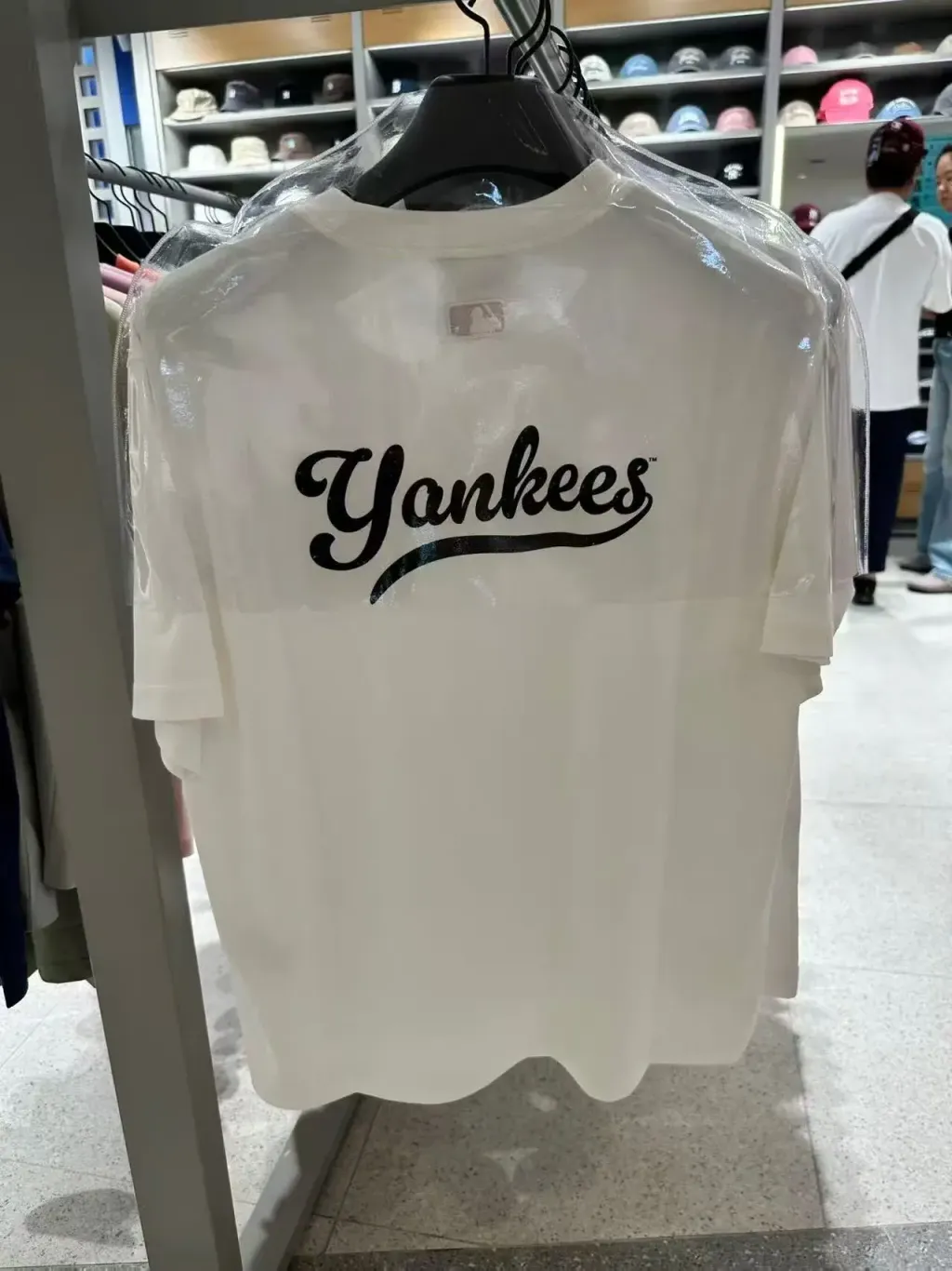 JuzBeauty_JuzBeautyMalaysia_JuzPretty_Authentic_Kbeauty_Malaysia_Skin_Care_Cosmetics_K-beauty_Health_Care_korean_streetwear_MLB Sportive Cursive Back Lettering T-Shirt Tee 3ATSV0163 上衣6
