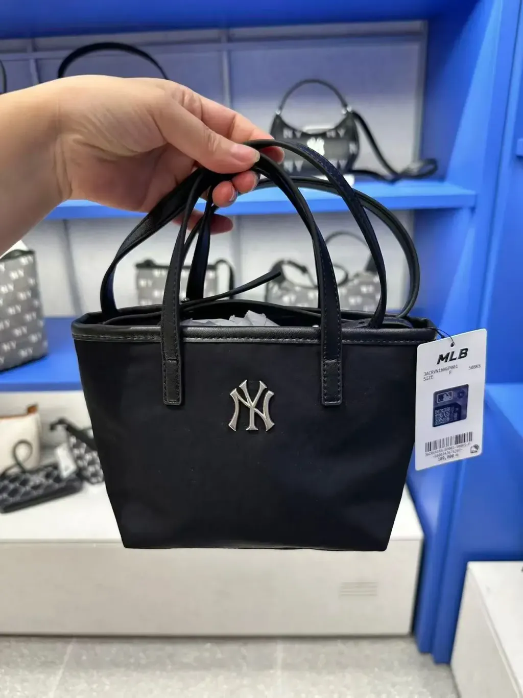 JuzBeauty_JuzBeautyMalaysia_JuzPretty_Authentic_Kbeauty_Malaysia_Skin_Care_Cosmetics_K-beauty_Health_Care_korean_streetwear_MLB 3ACRVN16N Basic Vintage Nylon Mini Crossbody Bag 迷你饺子包3