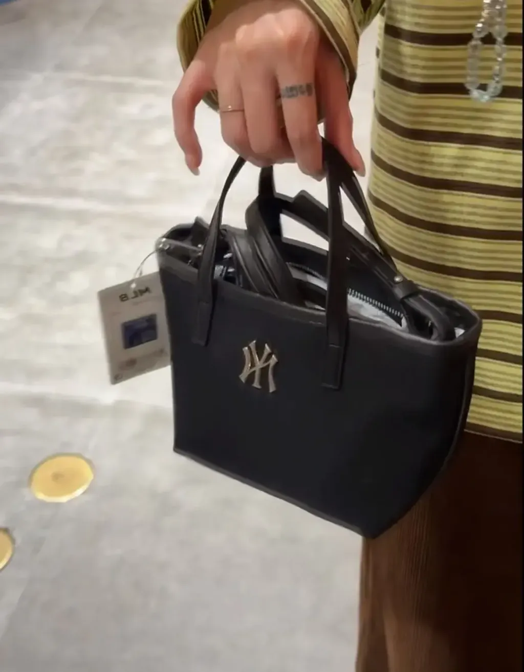 JuzBeauty_JuzBeautyMalaysia_JuzPretty_Authentic_Kbeauty_Malaysia_Skin_Care_Cosmetics_K-beauty_Health_Care_korean_streetwear_MLB 3ACRVN16N Basic Vintage Nylon Mini Crossbody Bag 迷你饺子包7