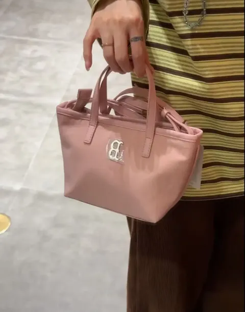 JuzBeauty_JuzBeautyMalaysia_JuzPretty_Authentic_Kbeauty_Malaysia_Skin_Care_Cosmetics_K-beauty_Health_Care_korean_streetwear_MLB 3ACRVN16N Basic Vintage Nylon Mini Crossbody Bag 迷你饺子包6
