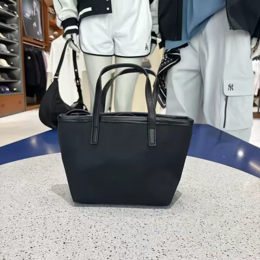 JuzBeauty_JuzBeautyMalaysia_JuzPretty_Authentic_Kbeauty_Malaysia_Skin_Care_Cosmetics_K-beauty_Health_Care_korean_streetwear_MLB 3ACRVN16N Basic Vintage Nylon Mini Crossbody Bag 迷你饺子包13