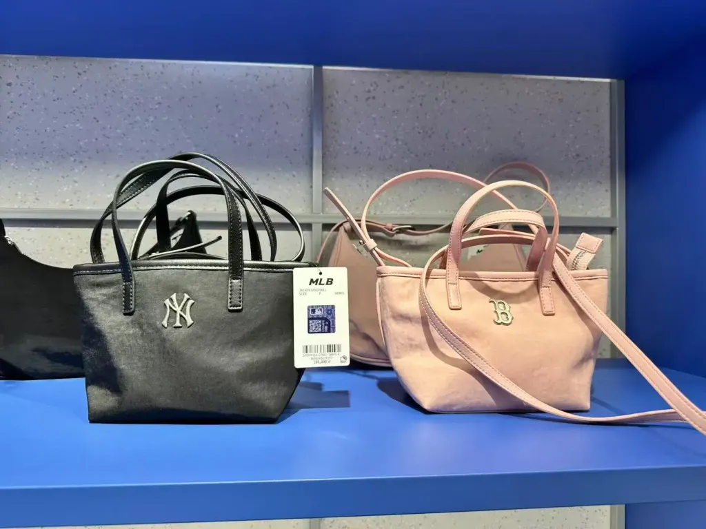 JuzBeauty_JuzBeautyMalaysia_JuzPretty_Authentic_Kbeauty_Malaysia_Skin_Care_Cosmetics_K-beauty_Health_Care_korean_streetwear_MLB 3ACRVN16N Basic Vintage Nylon Mini Crossbody Bag 迷你饺子包5