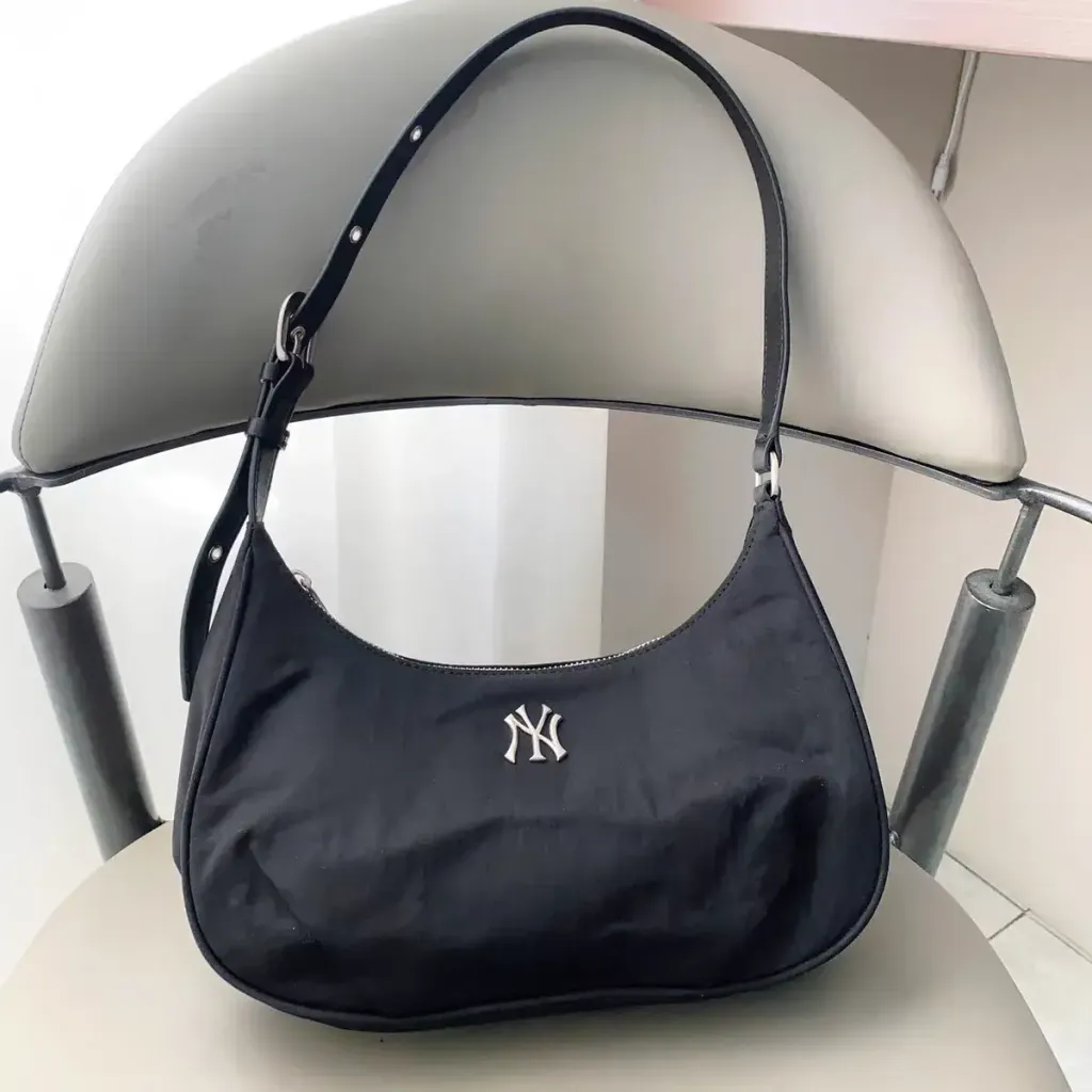JuzBeauty_JuzBeautyMalaysia_JuzPretty_Authentic_Kbeauty_Malaysia_Skin_Care_Cosmetics_K-beauty_Health_Care_korean_streetwear_MLB 3ABQVN16N Basic Vintage Nylon Hobo Bag 腋下包11