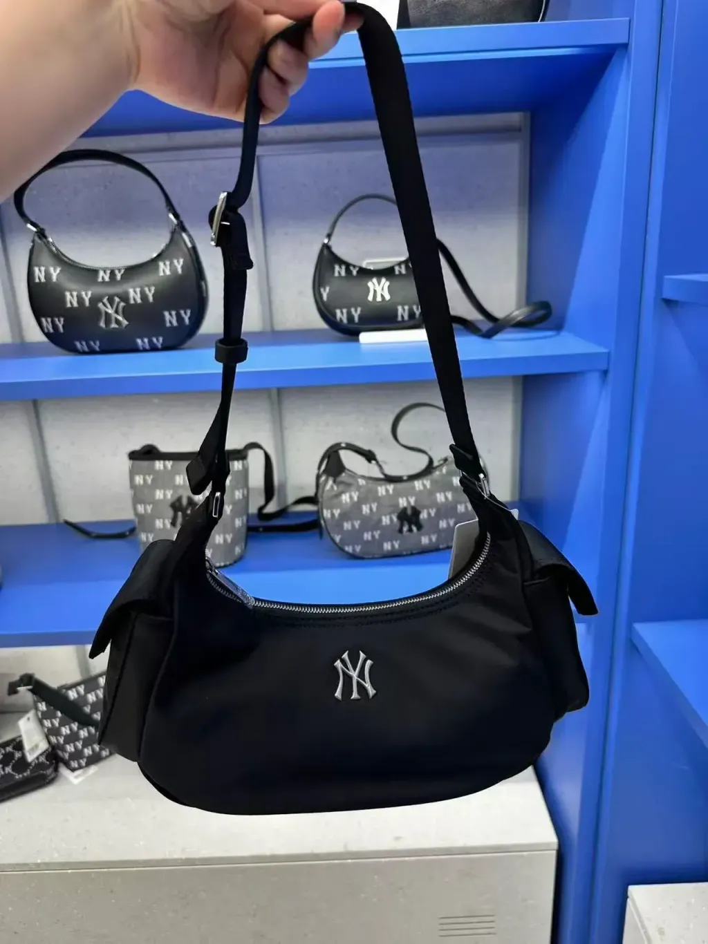 JuzBeauty_JuzBeautyMalaysia_JuzPretty_Authentic_Kbeauty_Malaysia_Skin_Care_Cosmetics_K-beauty_Health_Care_korean_streetwear_MLB 3ABQM044N Cargo Bag 腋下包3