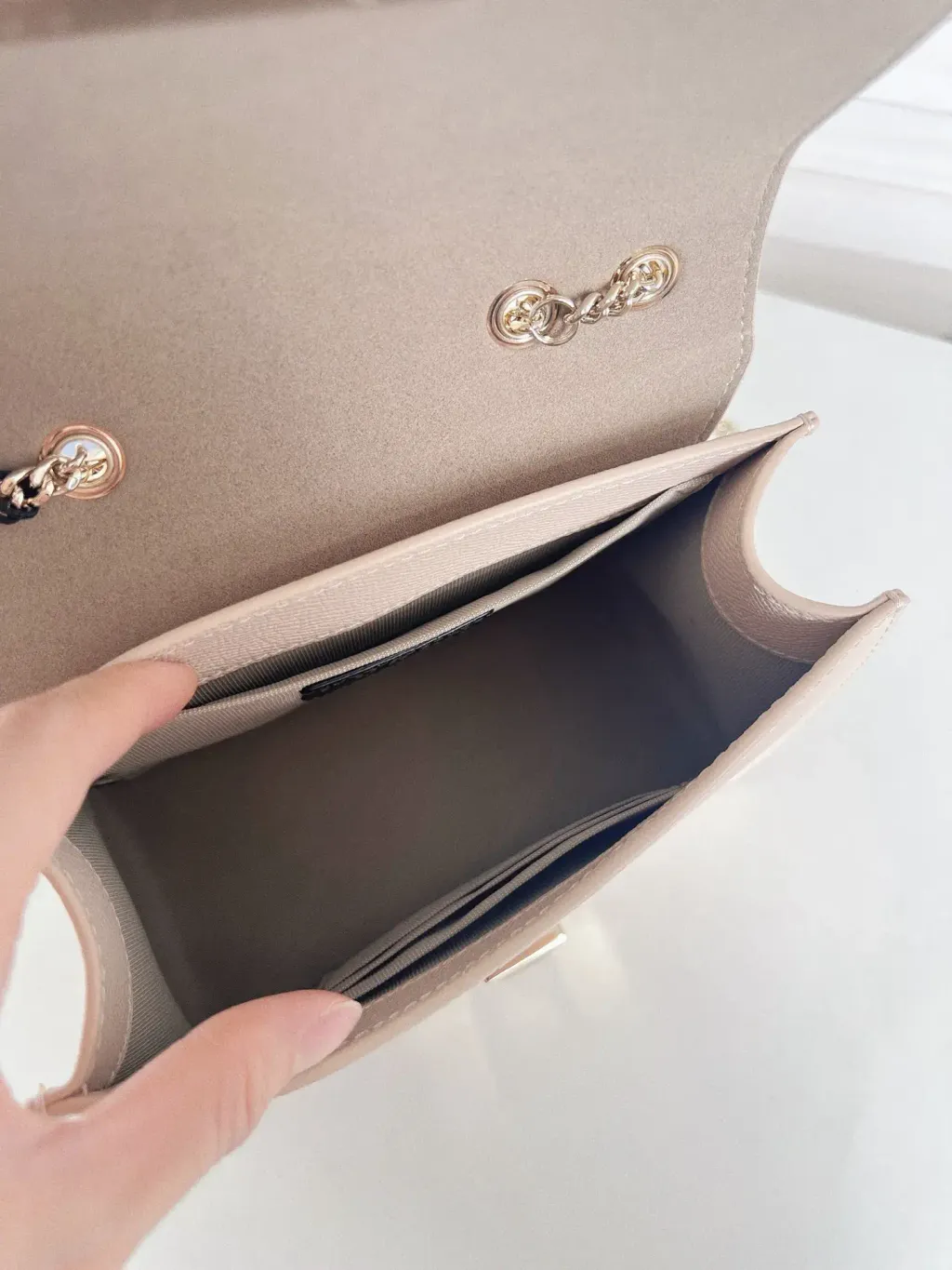 JuzBeauty_JuzBeautyMalaysia_JuzPretty_Authentic_Kbeauty_Malaysia_Skin_Care_Cosmetics_K-beauty_Health_Care_korean_streetwear_FURLA Mini Bella Leather Crossbody Bag Lightpink 链条小方包6