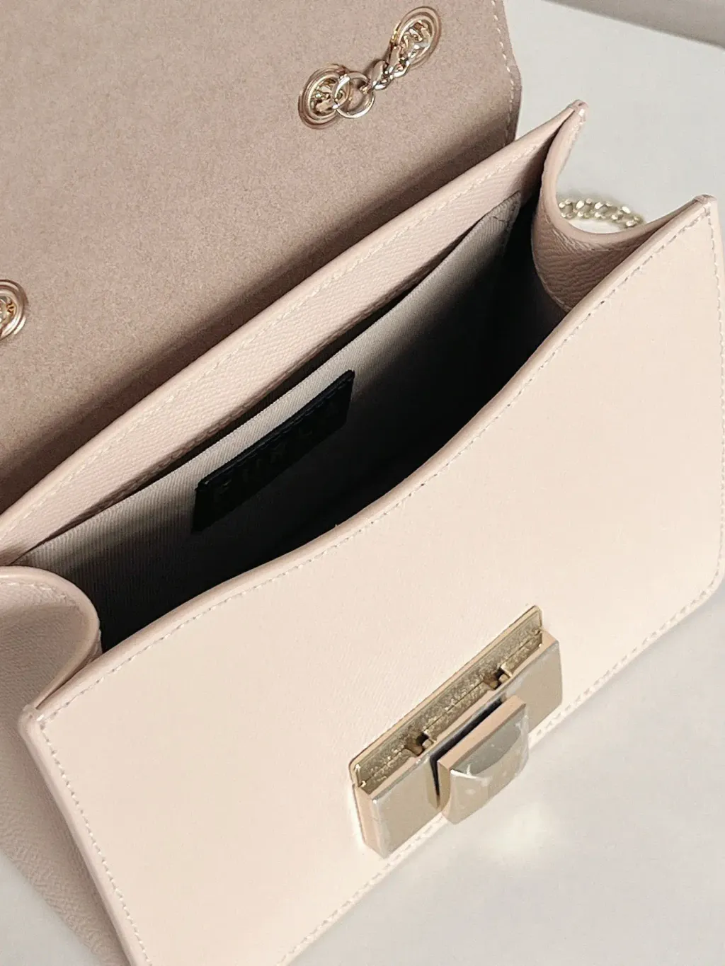 JuzBeauty_JuzBeautyMalaysia_JuzPretty_Authentic_Kbeauty_Malaysia_Skin_Care_Cosmetics_K-beauty_Health_Care_korean_streetwear_FURLA Mini Bella Leather Crossbody Bag Lightpink 链条小方包2