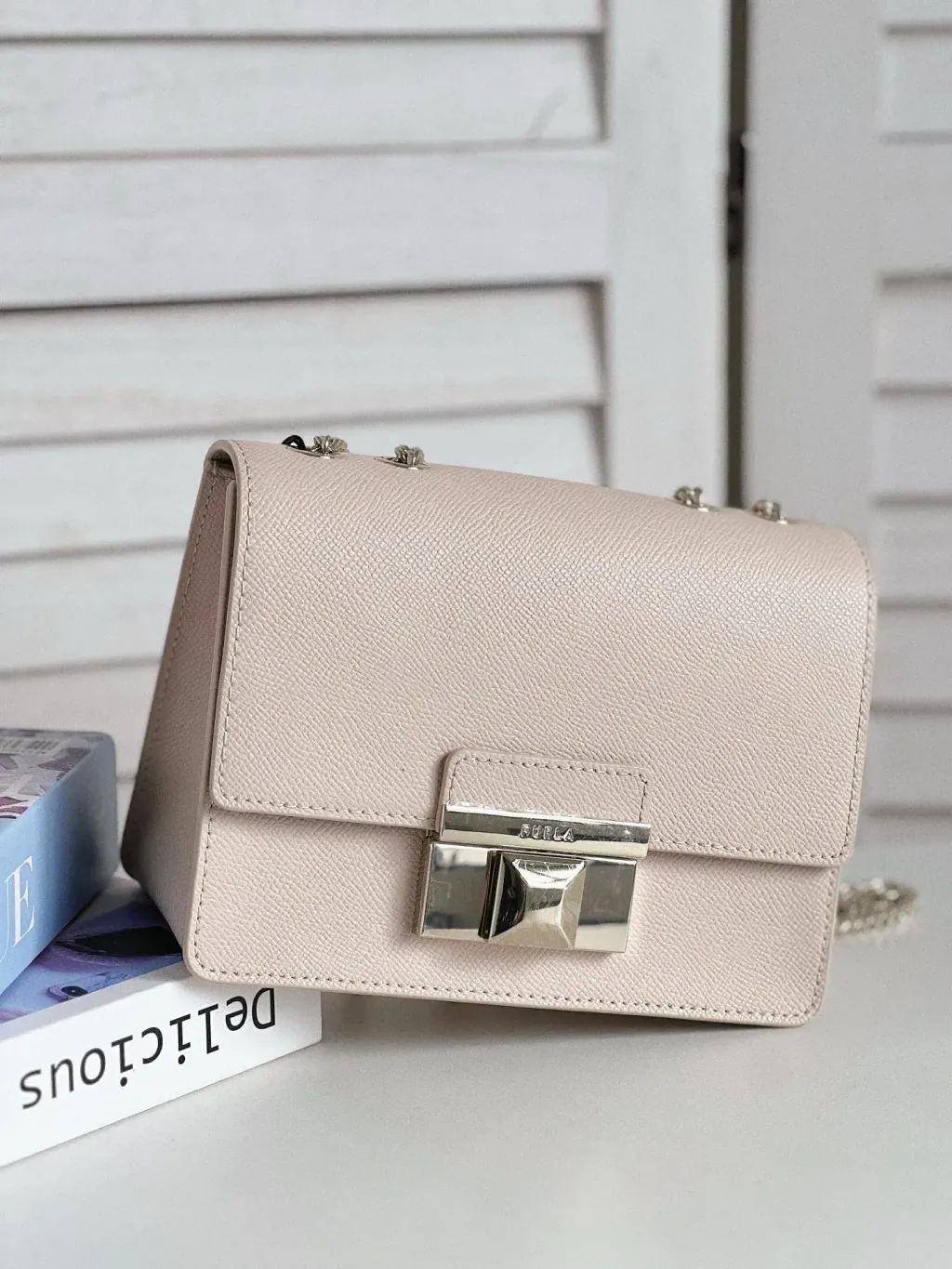 JuzBeauty_JuzBeautyMalaysia_JuzPretty_Authentic_Kbeauty_Malaysia_Skin_Care_Cosmetics_K-beauty_Health_Care_korean_streetwear_FURLA Mini Bella Leather Crossbody Bag Lightpink 链条小方包4