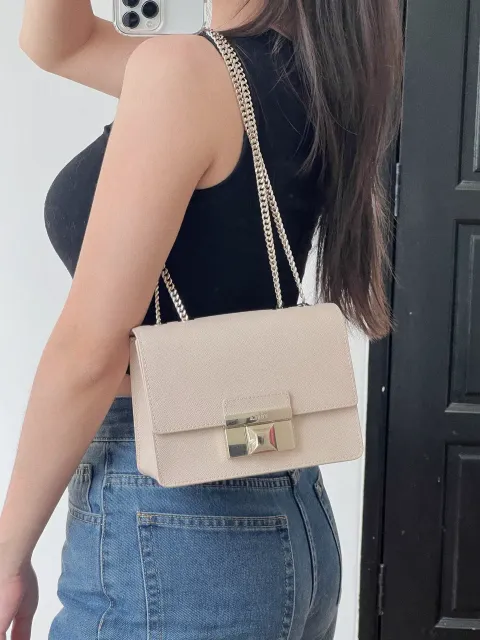 JuzBeauty_JuzBeautyMalaysia_JuzPretty_Authentic_Kbeauty_Malaysia_Skin_Care_Cosmetics_K-beauty_Health_Care_korean_streetwear_FURLA Mini Bella Leather Crossbody Bag Lightpink 链条小方包3