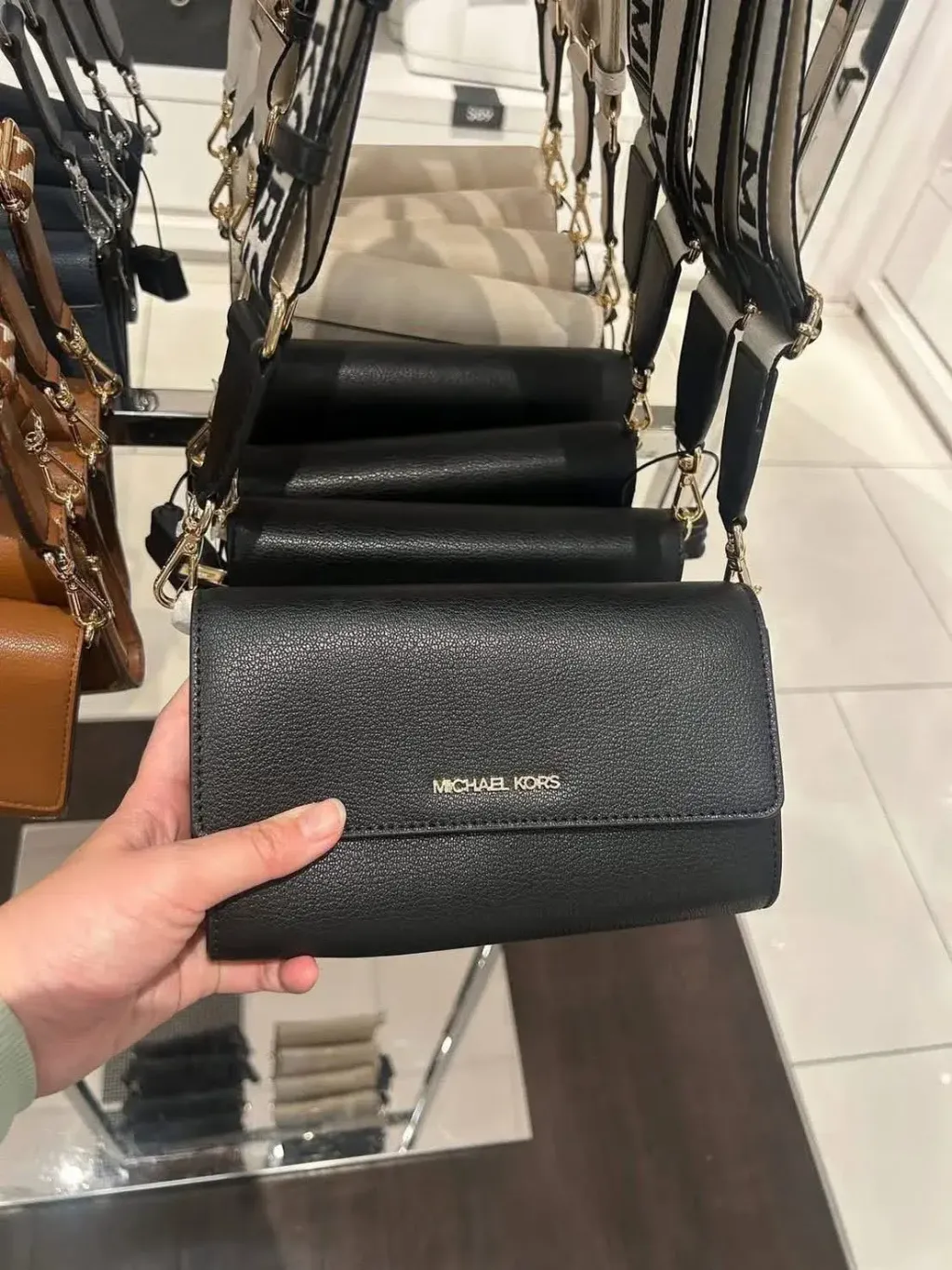 JuzBeauty_JuzBeautyMalaysia_JuzPretty_Authentic_Kbeauty_Malaysia_Skin_Care_Cosmetics_K-beauty_Health_Care_korean_streetwear_MICHAEL KORS 35F2GTTC8L Jet Set Large Leather Crossbody Bag in black 斜挎包1.jpg