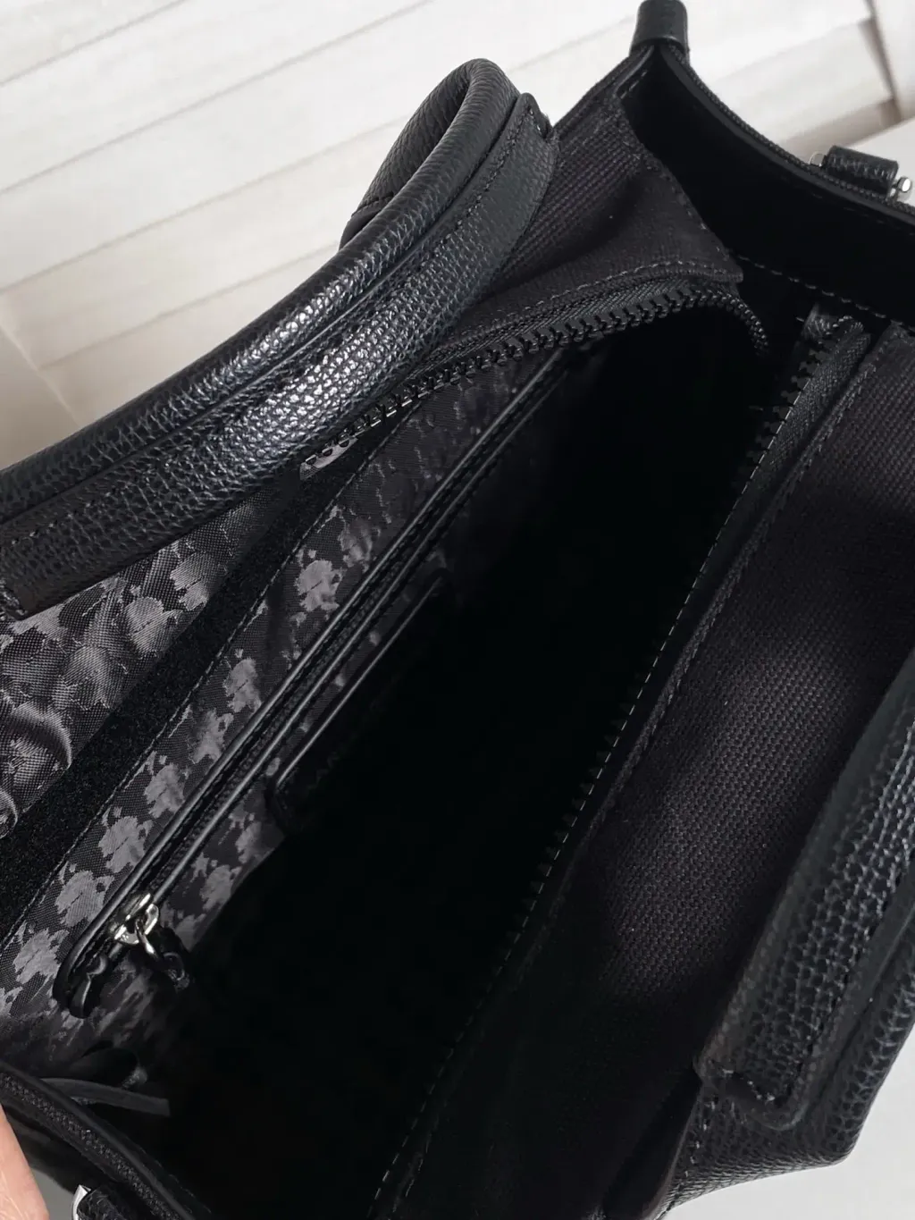 JuzBeauty_JuzBeautyMalaysia_JuzPretty_Authentic_Kbeauty_Malaysia_Skin_Care_Cosmetics_K-beauty_Health_Care_korean_streetwear_KARL LAGERFELD L6ADH3EP Kristina Small Crossbody Canvas 斜挎包6.jpg