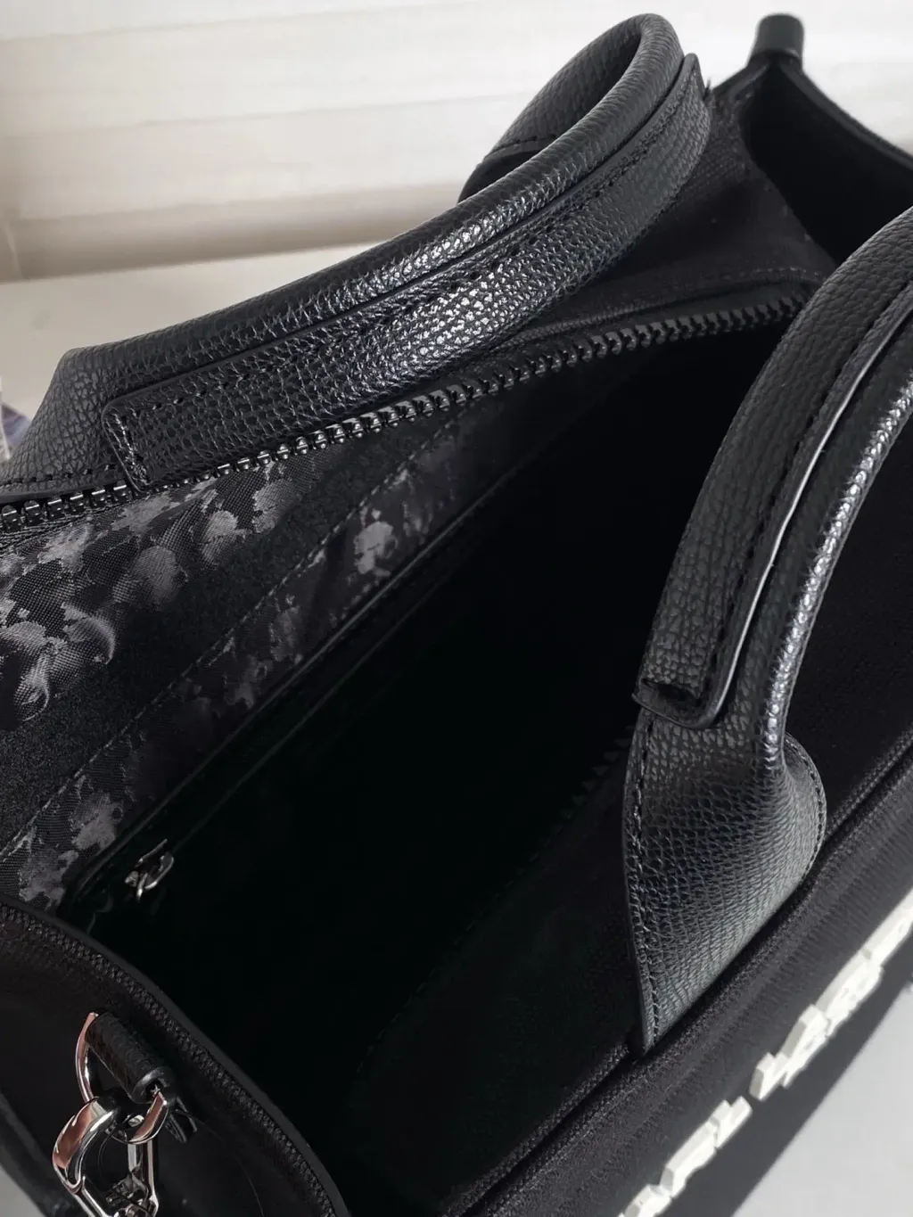 JuzBeauty_JuzBeautyMalaysia_JuzPretty_Authentic_Kbeauty_Malaysia_Skin_Care_Cosmetics_K-beauty_Health_Care_korean_streetwear_KARL LAGERFELD L6ADH3EP Kristina Small Crossbody Canvas 斜挎包7.jpg
