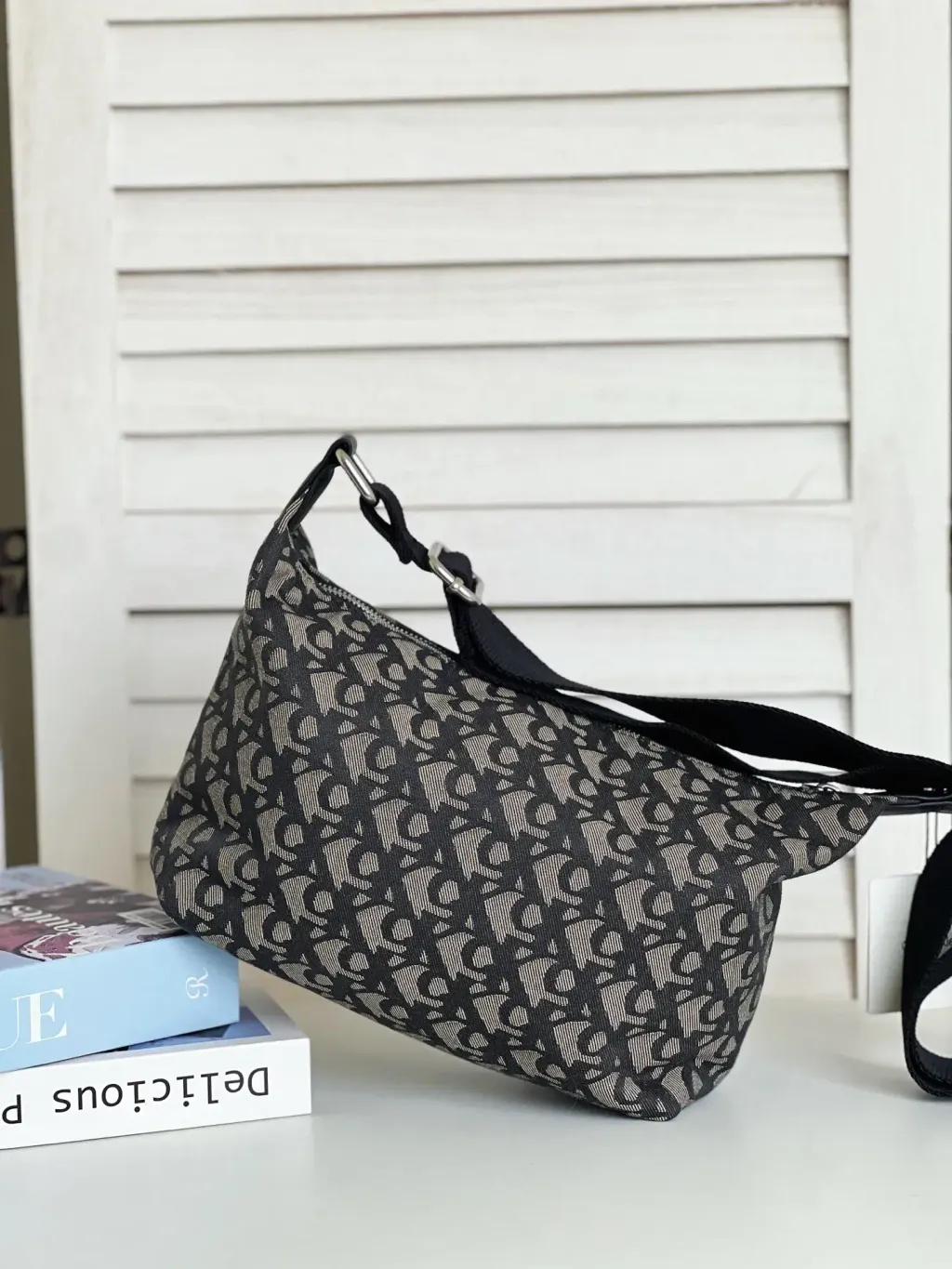 JuzBeauty_JuzBeautyMalaysia_JuzPretty_Authentic_Kbeauty_Malaysia_Skin_Care_Cosmetics_K-beauty_Health_Care_korean_streetwear_CALVIN KLEIN SP40618019 Monogram Crossbody 斜挎包6