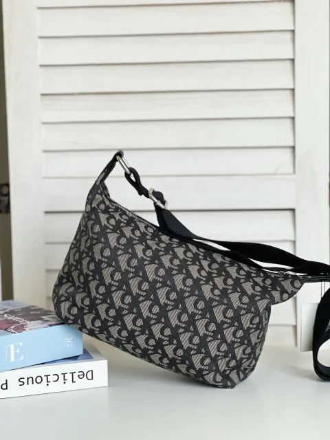 JuzBeauty_JuzBeautyMalaysia_JuzPretty_Authentic_Kbeauty_Malaysia_Skin_Care_Cosmetics_K-beauty_Health_Care_korean_streetwear_CALVIN KLEIN SP40618019 Monogram Crossbody 斜挎包6