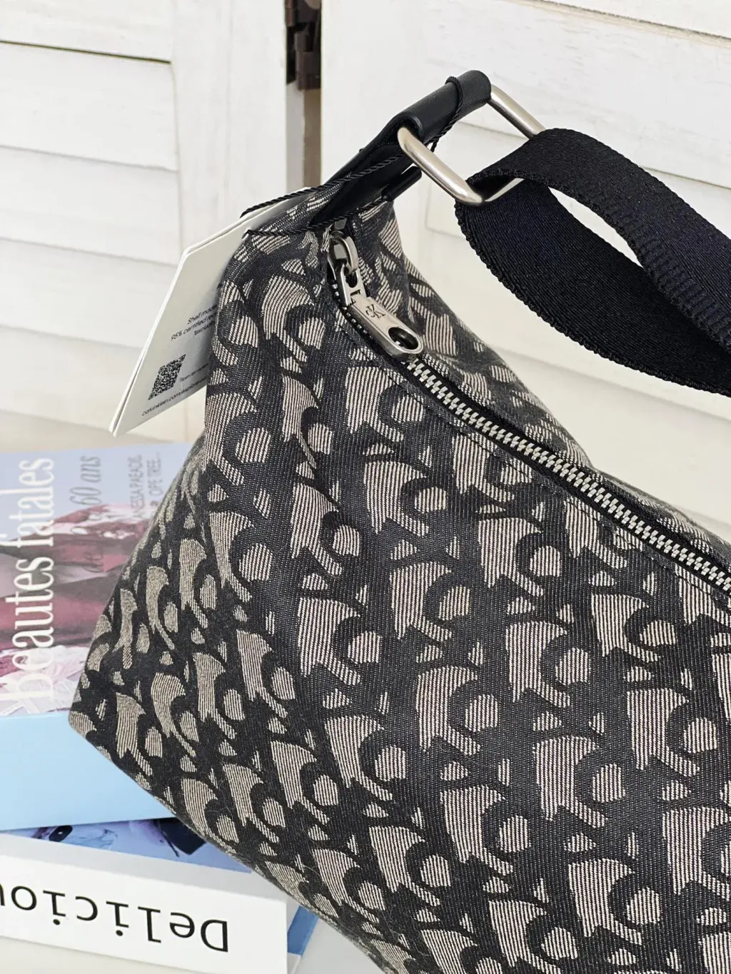 JuzBeauty_JuzBeautyMalaysia_JuzPretty_Authentic_Kbeauty_Malaysia_Skin_Care_Cosmetics_K-beauty_Health_Care_korean_streetwear_CALVIN KLEIN SP40618019 Monogram Crossbody 斜挎包4
