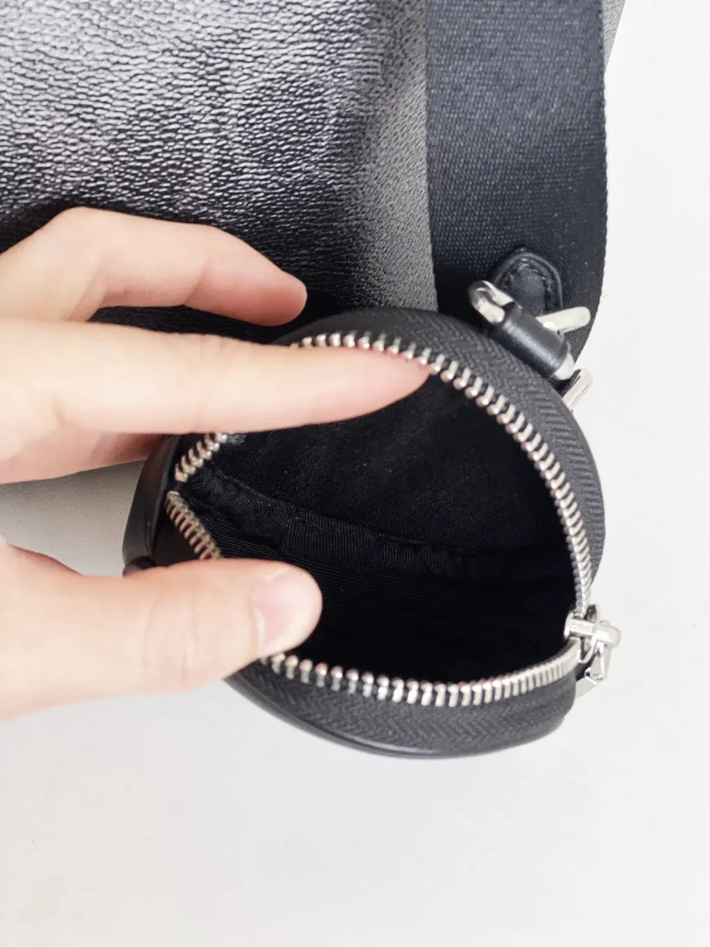 JuzBeauty_JuzBeautyMalaysia_JuzPretty_Authentic_Kbeauty_Malaysia_Skin_Care_Cosmetics_K-beauty_Health_Care_korean_streetwear_COACH CCG21 Small Finn Crossbody Bag With Pouch In Black Signature Canvas 斜挎包4.jpg