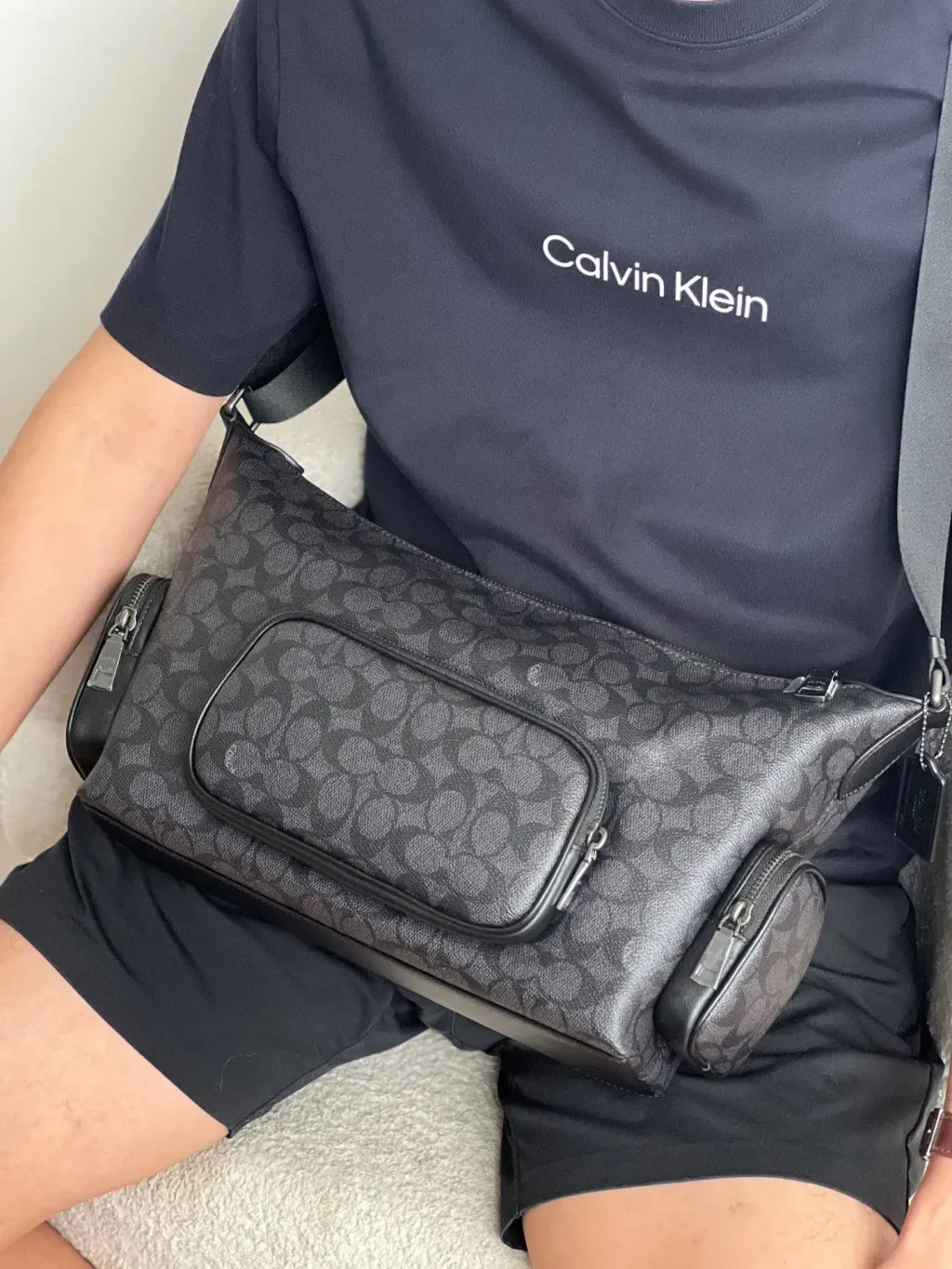 JuzBeauty_JuzBeautyMalaysia_JuzPretty_Authentic_Kbeauty_Malaysia_Skin_Care_Cosmetics_K-beauty_Health_Care_korean_streetwear_COACH CCG18 Finn Crossbody Bag With Pockets In Signature Canvas Charcoal Black 男款斜挎包7.jpg