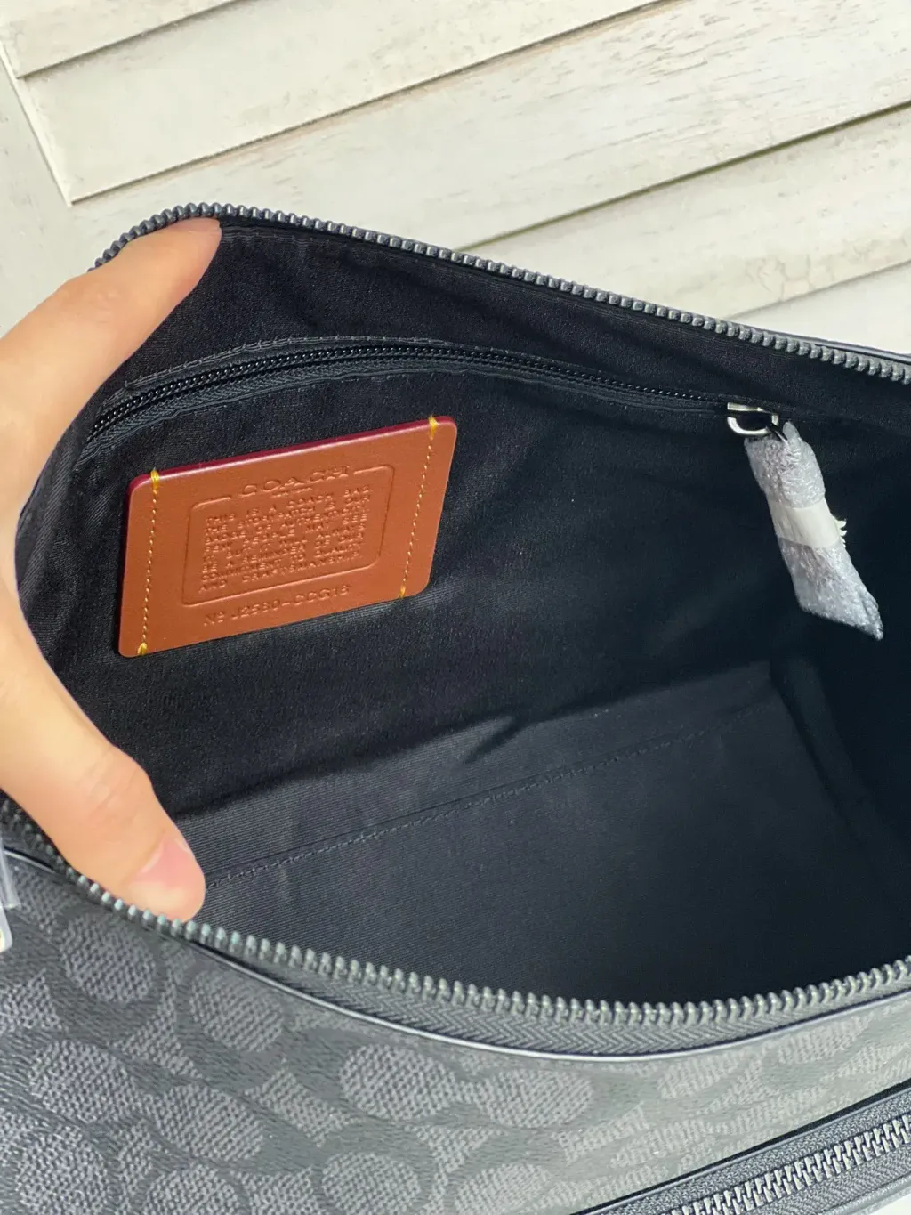 JuzBeauty_JuzBeautyMalaysia_JuzPretty_Authentic_Kbeauty_Malaysia_Skin_Care_Cosmetics_K-beauty_Health_Care_korean_streetwear_COACH CCG18 Finn Crossbody Bag With Pockets In Signature Canvas Charcoal Black 男款斜挎包4.jpg
