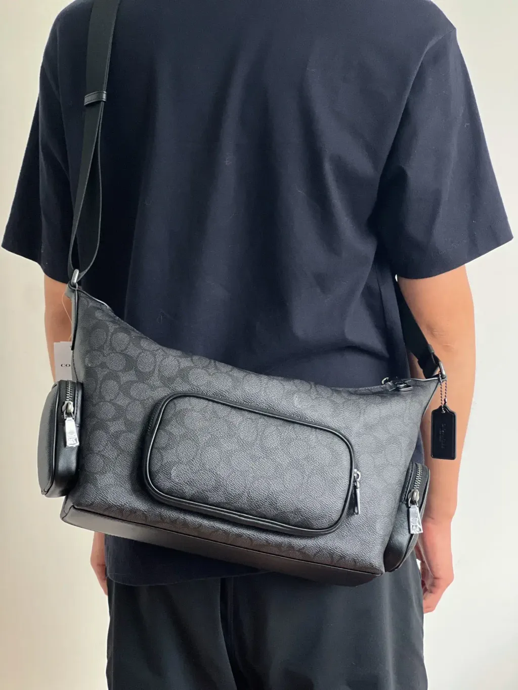 JuzBeauty_JuzBeautyMalaysia_JuzPretty_Authentic_Kbeauty_Malaysia_Skin_Care_Cosmetics_K-beauty_Health_Care_korean_streetwear_COACH CCG18 Finn Crossbody Bag With Pockets In Signature Canvas Charcoal Black 男款斜挎包5.jpg