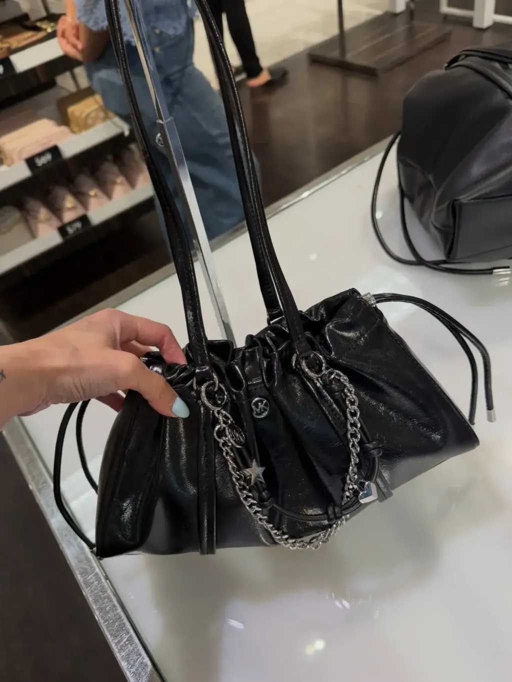 JuzBeauty_JuzBeautyMalaysia_JuzPretty_Authentic_Kbeauty_Malaysia_Skin_Care_Cosmetics_K-beauty_Health_Care_korean_streetwear_MICHAEL KORS 35T6SMTL6U Matilda Small Cinched Shoulder Bag in Black 单肩包9