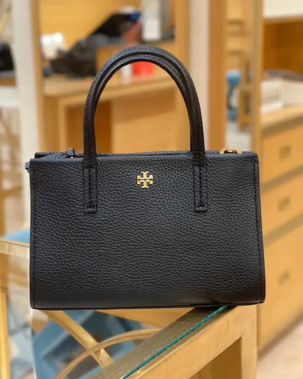 JuzBeauty_JuzBeautyMalaysia_JuzPretty_Authentic_Kbeauty_Malaysia_Skin_Care_Cosmetics_K-beauty_Health_Care_korean_streetwear_TORY BURCH 176875 Blake Mini Tote in Black 托特包1