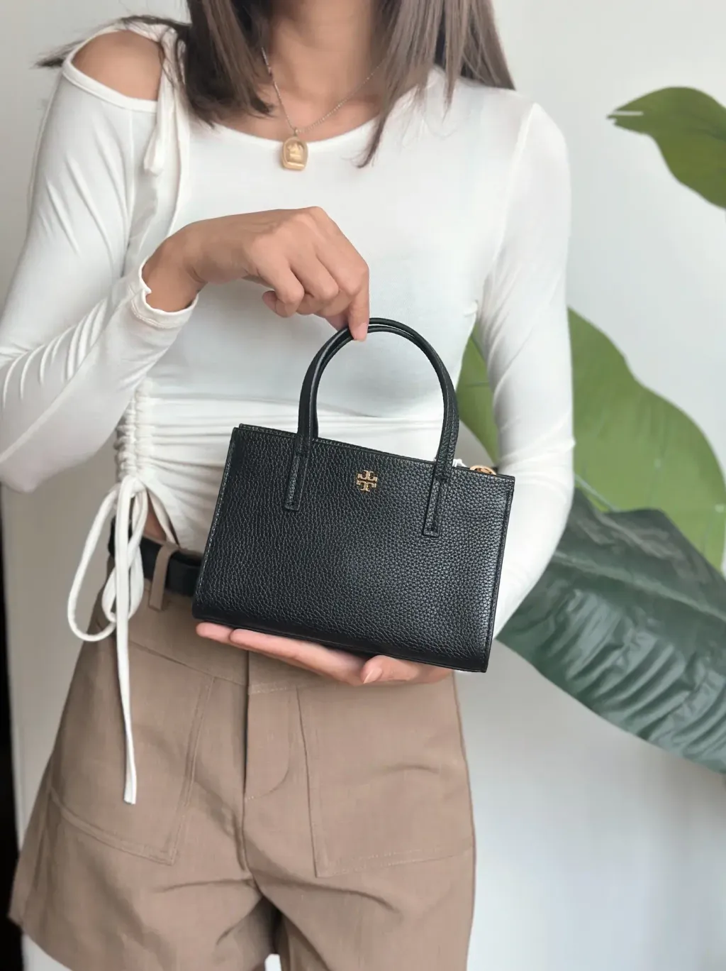 JuzBeauty_JuzBeautyMalaysia_JuzPretty_Authentic_Kbeauty_Malaysia_Skin_Care_Cosmetics_K-beauty_Health_Care_korean_streetwear_TORY BURCH 176875 Blake Mini Tote in Black 托特包5