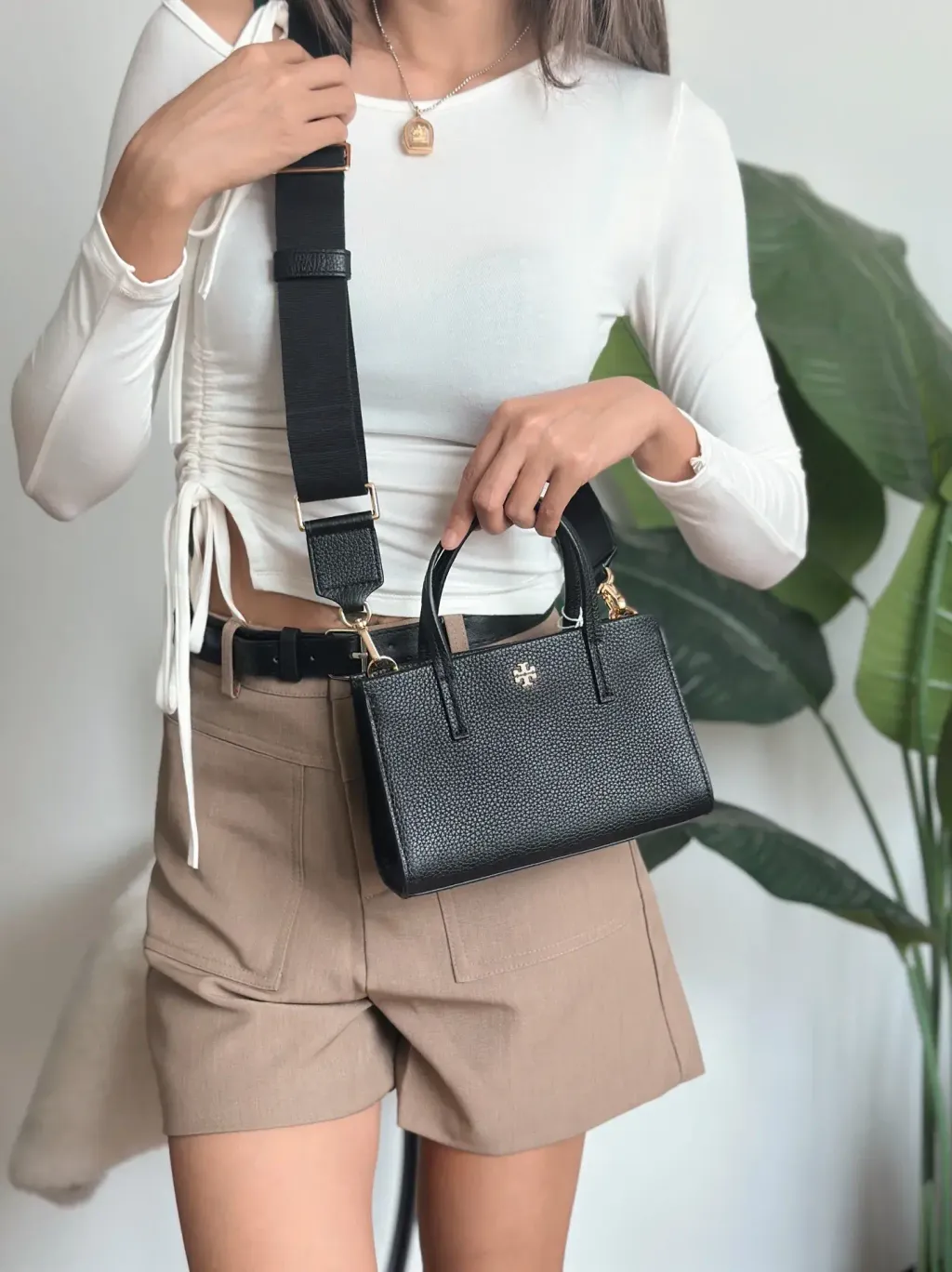 JuzBeauty_JuzBeautyMalaysia_JuzPretty_Authentic_Kbeauty_Malaysia_Skin_Care_Cosmetics_K-beauty_Health_Care_korean_streetwear_TORY BURCH 176875 Blake Mini Tote in Black 托特包3