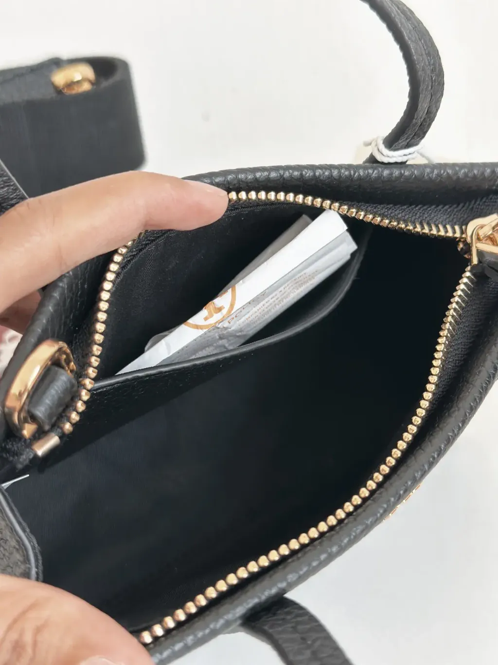 JuzBeauty_JuzBeautyMalaysia_JuzPretty_Authentic_Kbeauty_Malaysia_Skin_Care_Cosmetics_K-beauty_Health_Care_korean_streetwear_TORY BURCH 176875 Blake Mini Tote in Black 托特包6