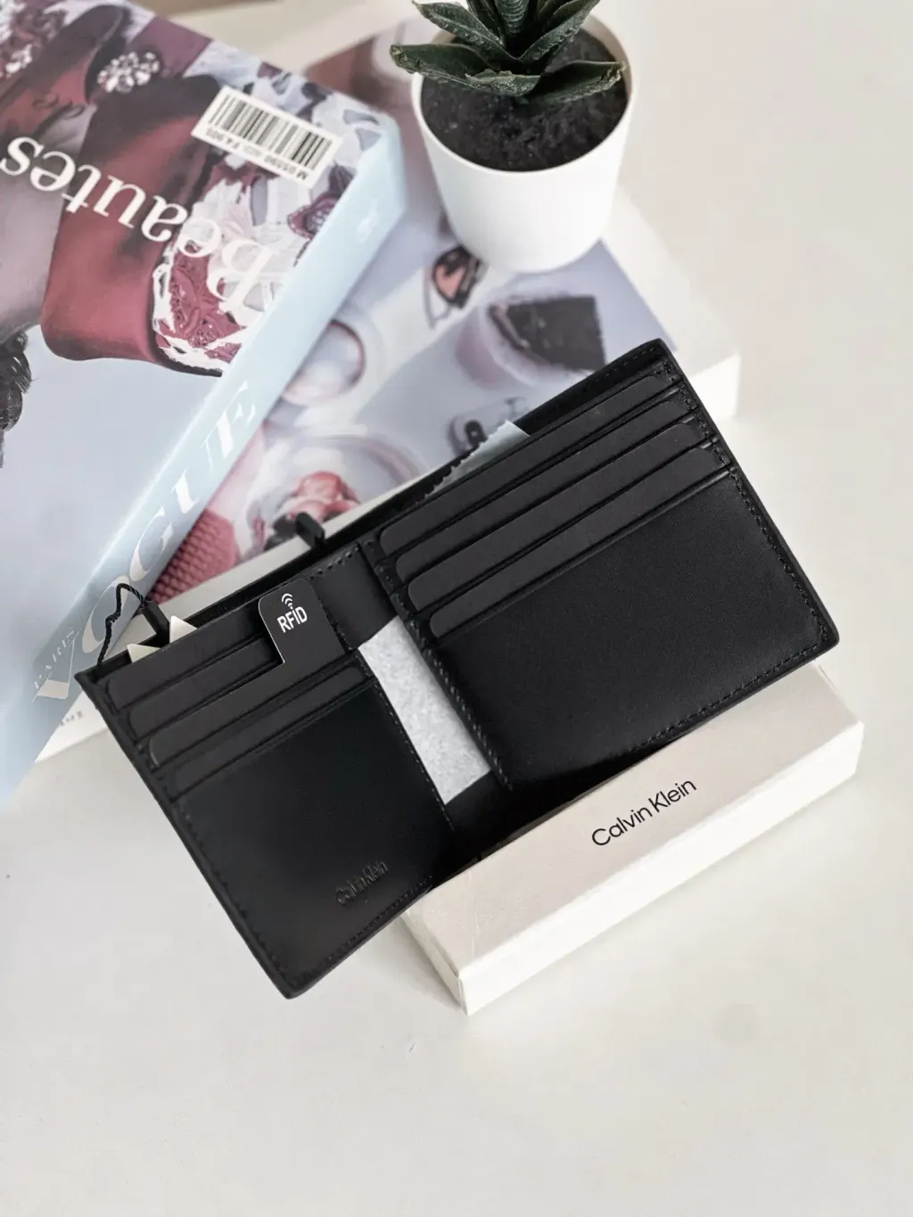 JuzBeauty_JuzBeautyMalaysia_JuzPretty_Authentic_Kbeauty_Malaysia_Skin_Care_Cosmetics_K-beauty_Health_Care_korean_streetwear_CALVIN KLEIN 4300144136 Men Wallet Boxed in Black 男款钱包2