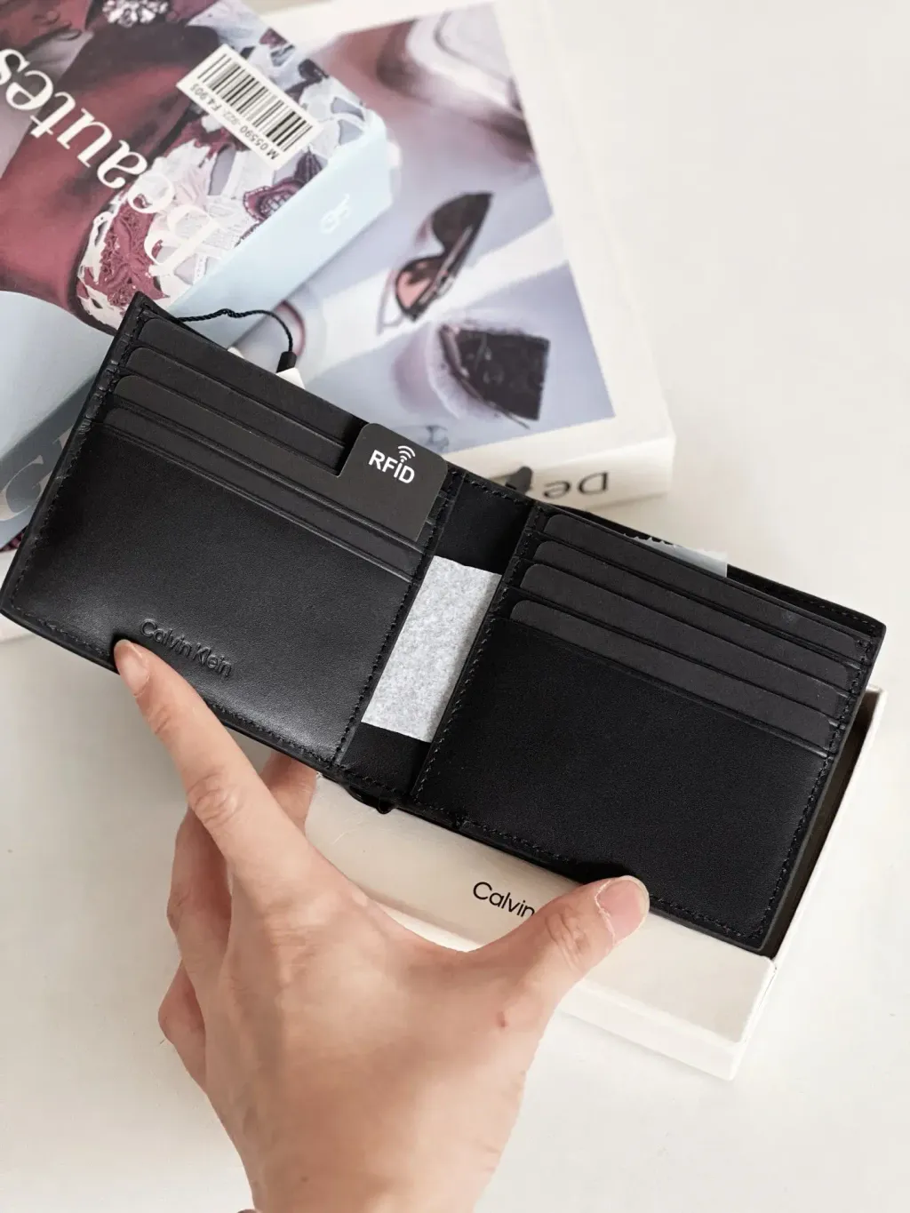 JuzBeauty_JuzBeautyMalaysia_JuzPretty_Authentic_Kbeauty_Malaysia_Skin_Care_Cosmetics_K-beauty_Health_Care_korean_streetwear_CALVIN KLEIN 4300144136 Men Wallet Boxed in Black 男款钱包3